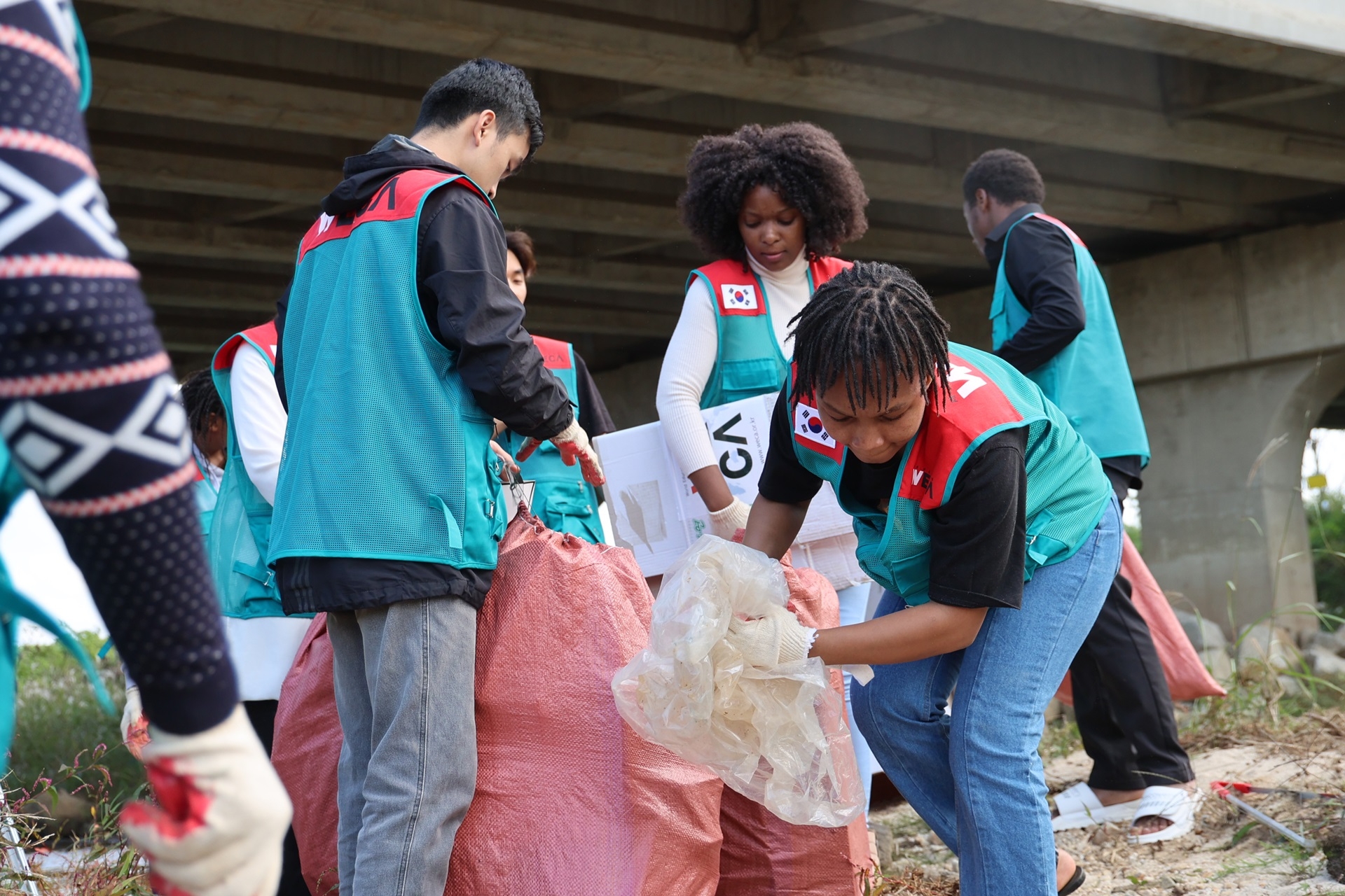 플로깅 환경정화 활동을 하는 모습