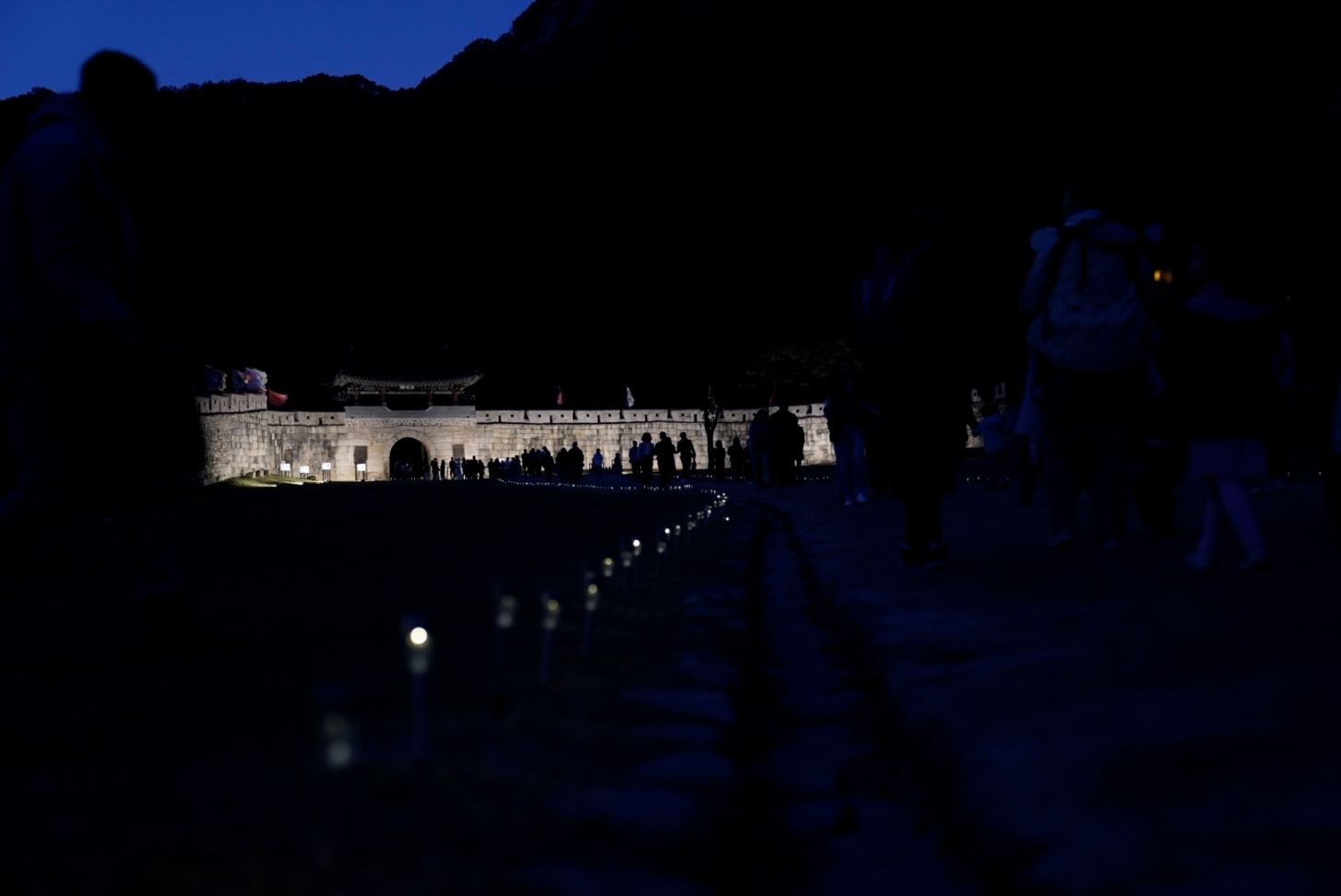 문경시문화재를 사랑하는 200여명의 시민의 행렬이 조령관문을 지나 문경새재 문화재야행으로 들어가고 있는 모습