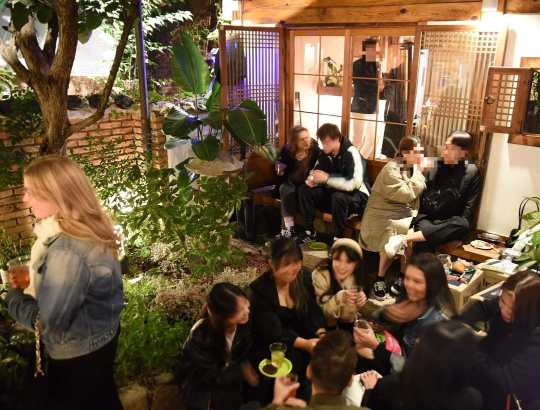 서울시 종로구에 위치한 한옥 카페에서 경상북도 농식품 안동소주의 하이볼을 참석한 안동소주 메신저 200여 명이 시음하고 있다.