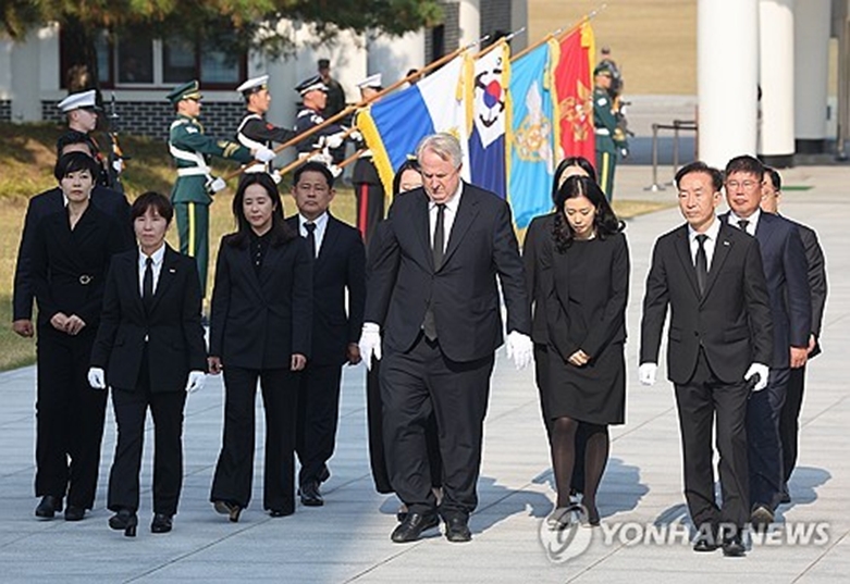 국민의힘 인요한 혁신위원장, 국립서울현충원 참배()사진=연합