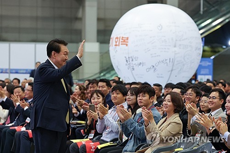 윤석열 대통령, 대한민국 소상공인대회 개막식 참석(사진=연합)