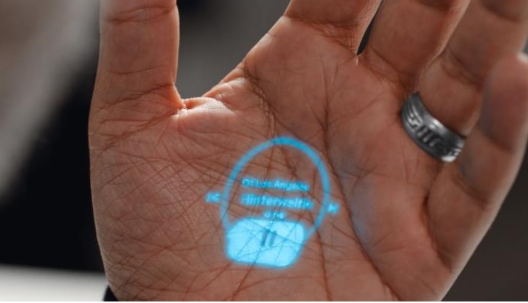 손바닥에 나타나는 'AI 핀' 화면(휴메인 홈페이지 영상 캡처)