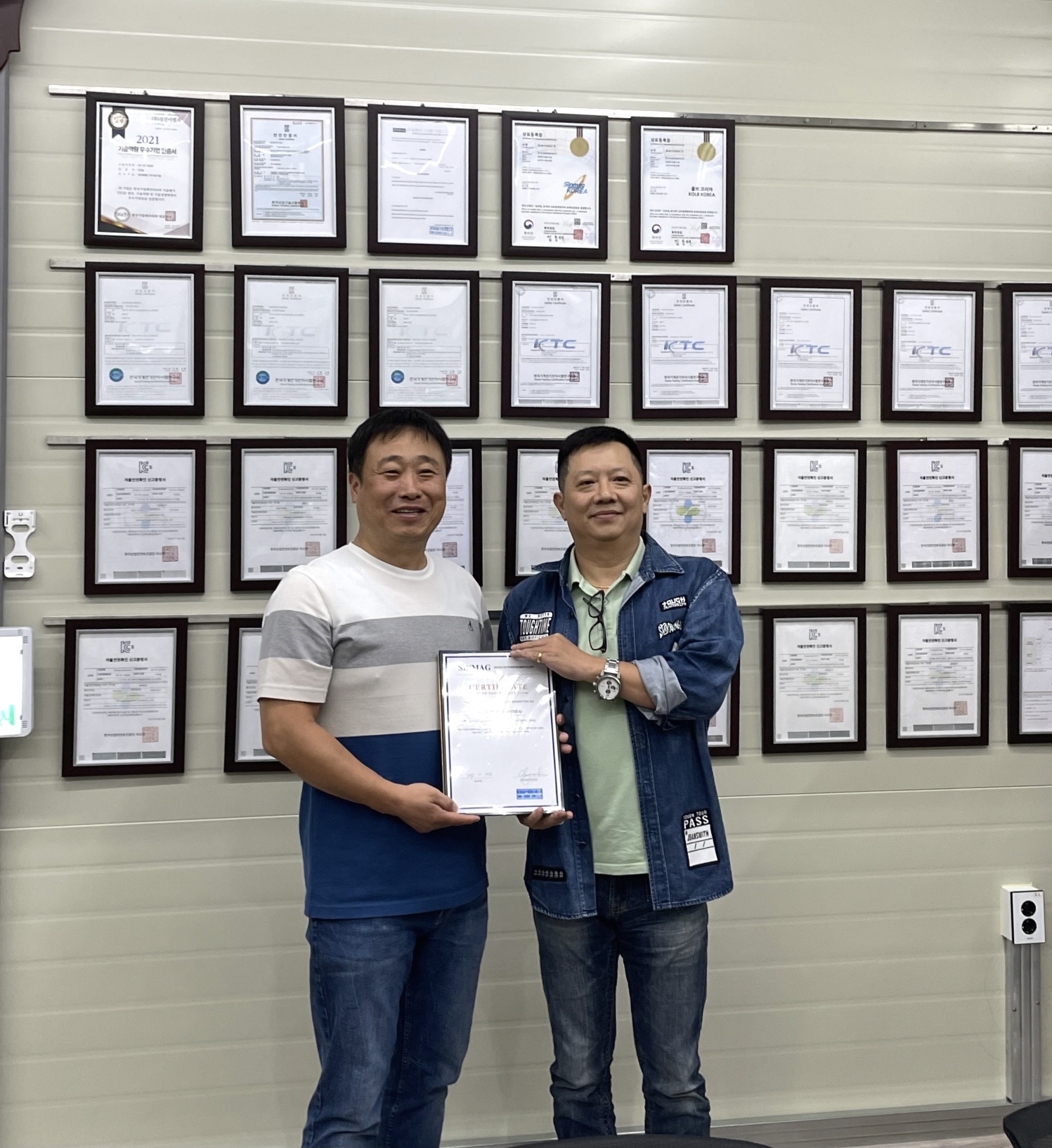 사진=100만불 수출 우수 판매 대리점 인증서 증정식, 성진이엔지 이강철대표(왼쪽)와 신맥 중국 총괄 대표 부사장(오른쪽)의 성진이엔지 방문후 기념사진 촬영을 하고있다.