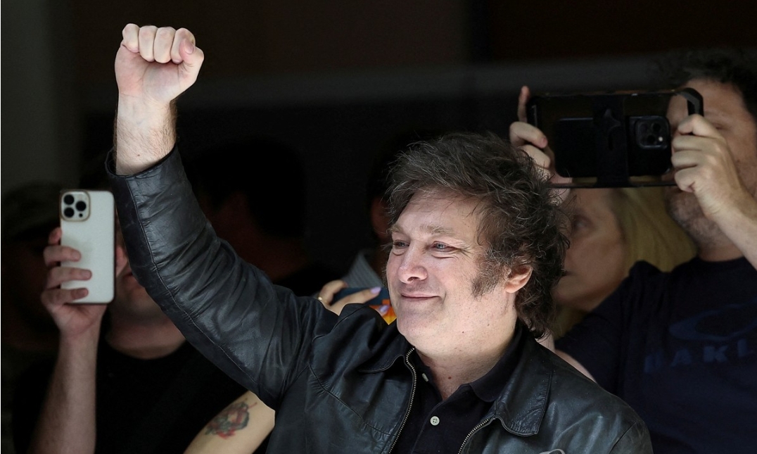 아르헨 대선 투표소 방문한 밀레이 당선인(사진=연합)