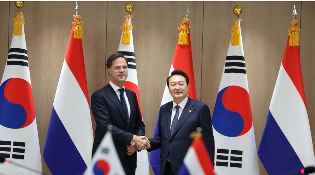 기념촬영하는 한-네덜란드 정상(사진=연합)