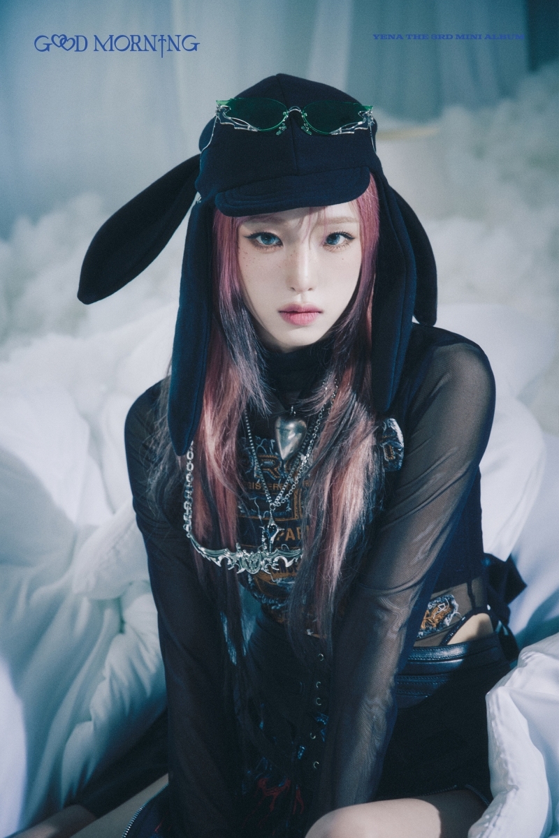 최예나, 신보 'GOOD MORNING' 첫 콘셉트 포토 공개…시선 사로잡는 유니크한 비주얼