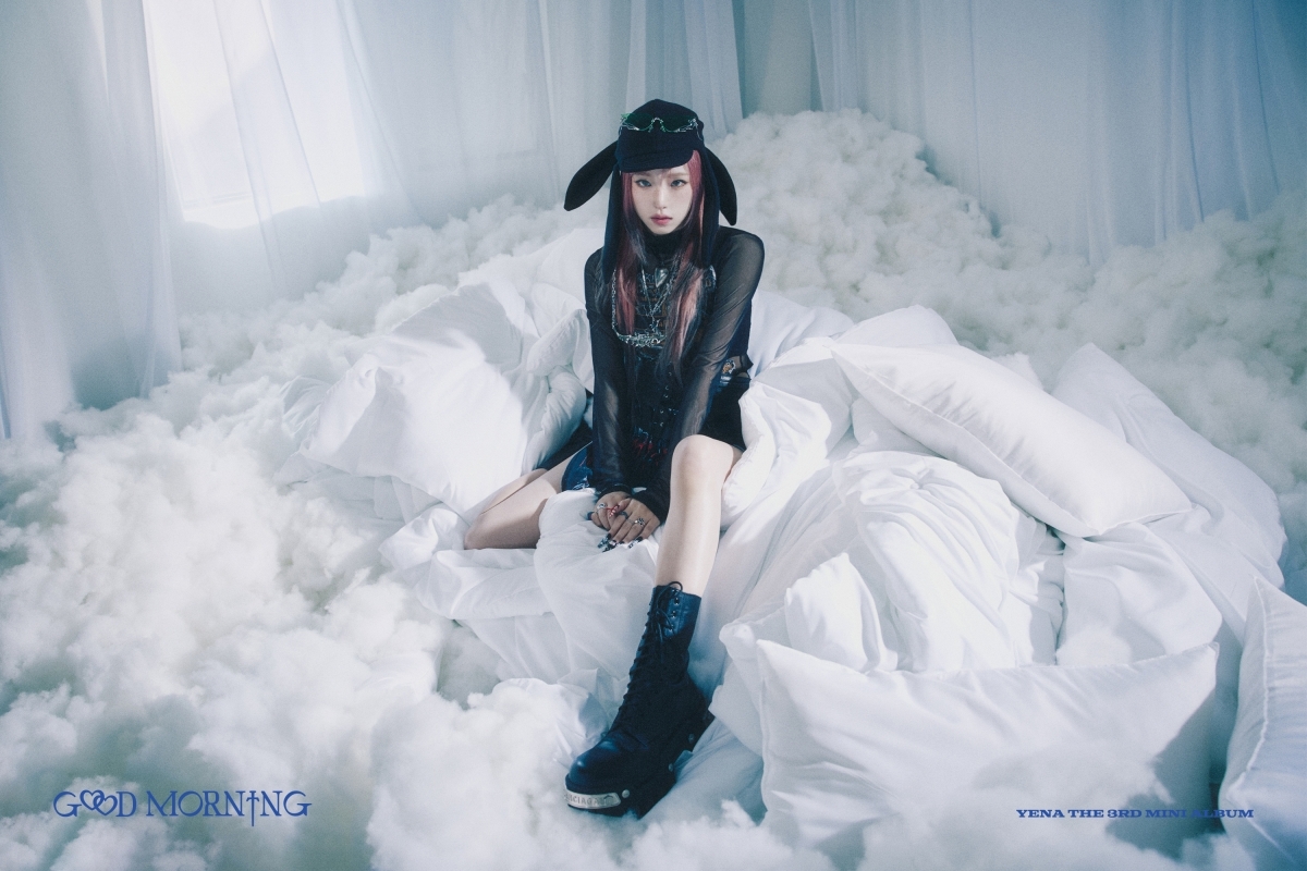 최예나, 신보 'GOOD MORNING' 첫 콘셉트 포토 공개…시선 사로잡는 유니크한 비주얼