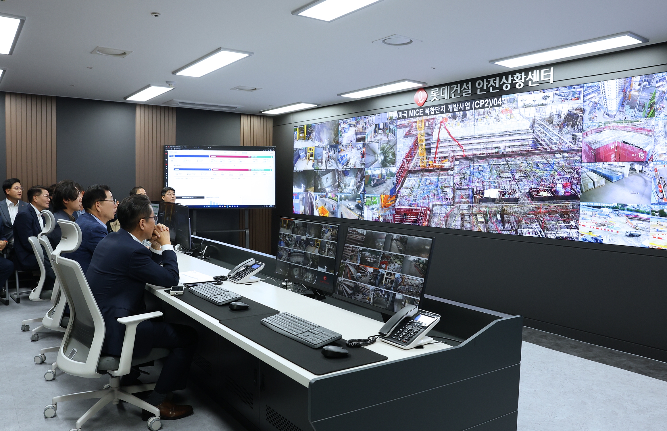 롯데건설 박현철 부회장이 서초구 잠원동 소재 본사에 위치한 안전상황센터에서 전국 현장을 점검하고 있다.(사진=롯데건설 제공)