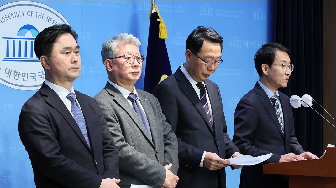 14일 국회 소통관에서 더불어민주당 비주류 모임 '원칙과 상식' 의원들이 민주당 혁신 제안 기자회견을 하고 있다. 왼쪽부터 김종민, 조응천, 윤영찬, 이원욱.(서울=연합)