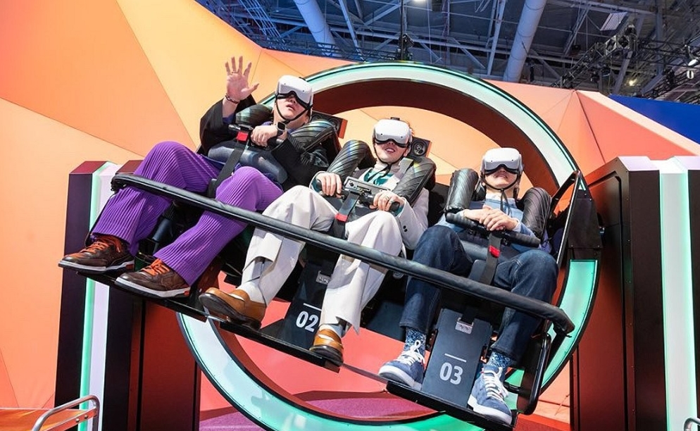 CES HD현대 부스에서 VR 탑승 체험하는 지드래곤과 정기선 부회장(라스베이거스=연합)