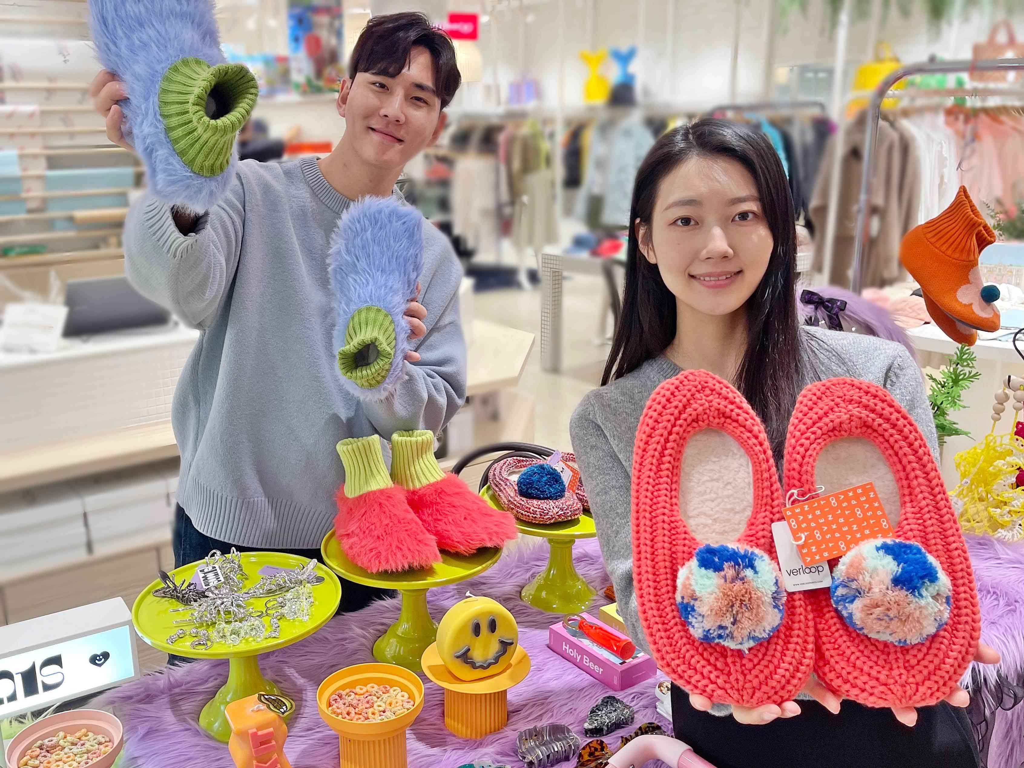 썸원스(SUM1S)’의 니트 슬리퍼 (사진=갤러리아백화점 제공)