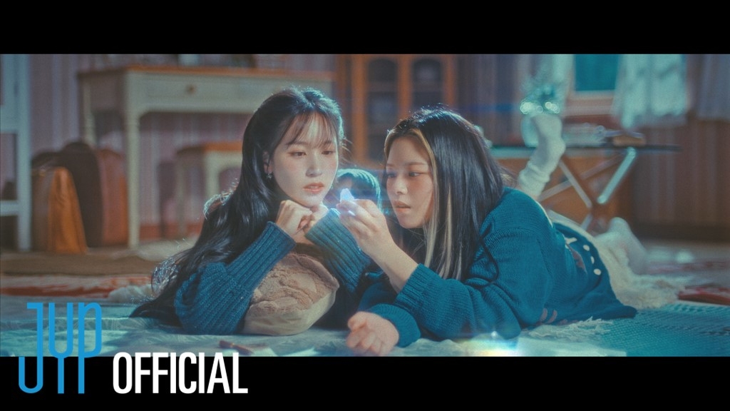 트와이스, 신보 ‘With YOU-th’ 트레일러 공개…함께이기에 반짝이는 청춘