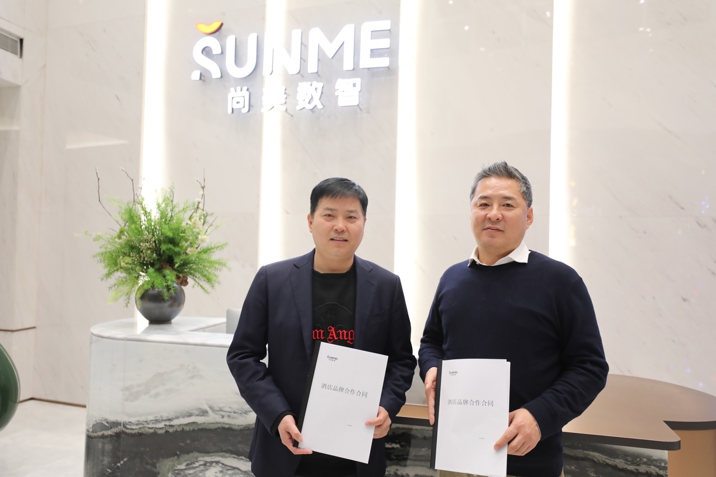 상미호텔그룹본사에서 계약식을 체결한 상미그룹 Ma Bo CEO(왼쪽)와 ㈜비지비,지에이치에스코리아 백성룡총괄대표(오른쪽) / 사진=비비비 제공