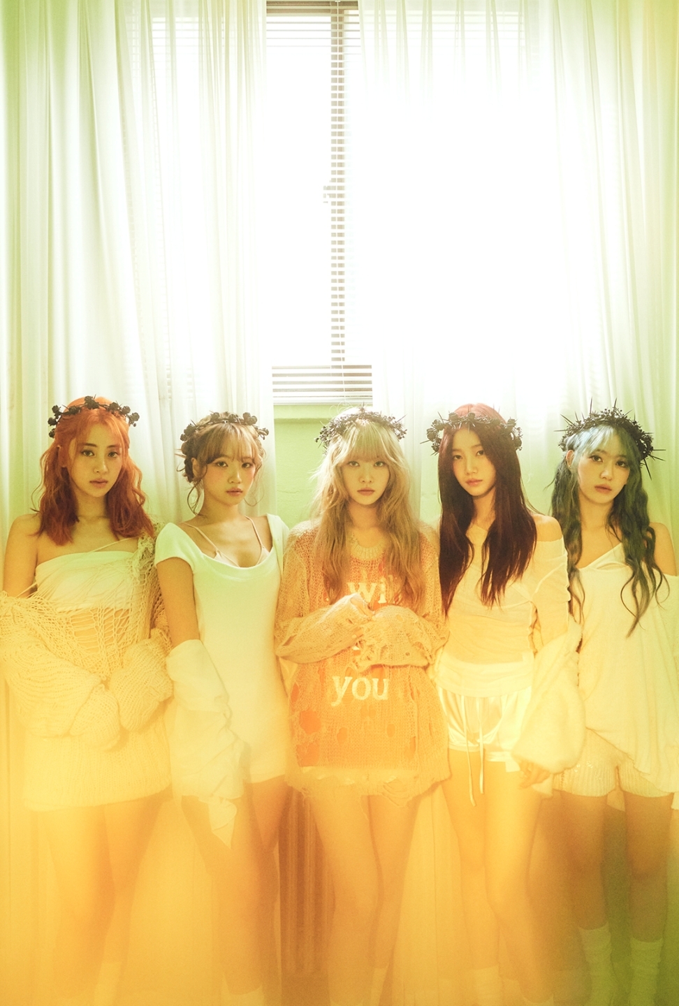 르세라핌, 신보 ‘EASY’ 첫 번째 콘셉트 사진 공개…몽환적인 분위기도 완벽 소화