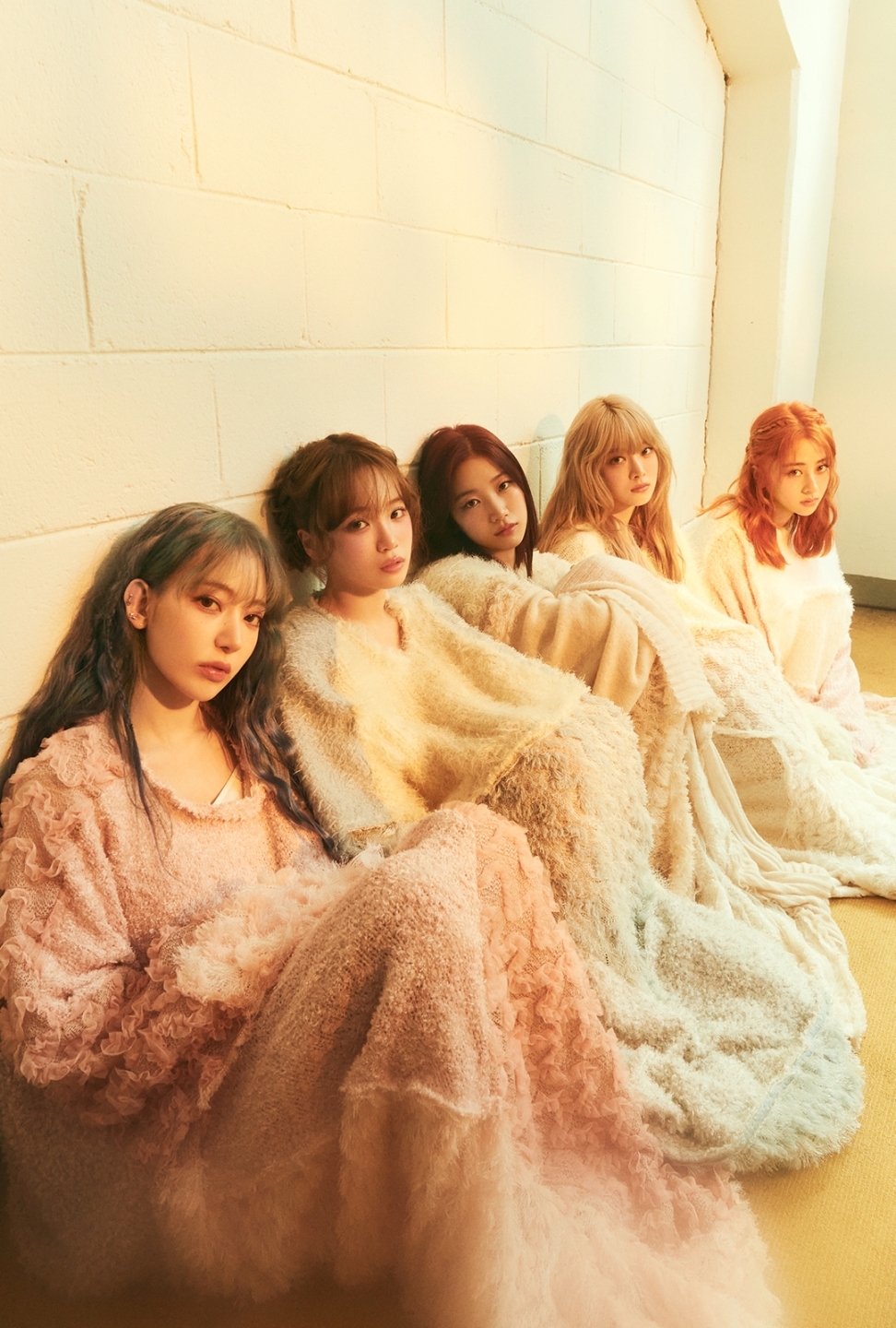 르세라핌, 신보 ‘EASY’ 첫 번째 콘셉트 사진 공개…몽환적인 분위기도 완벽 소화