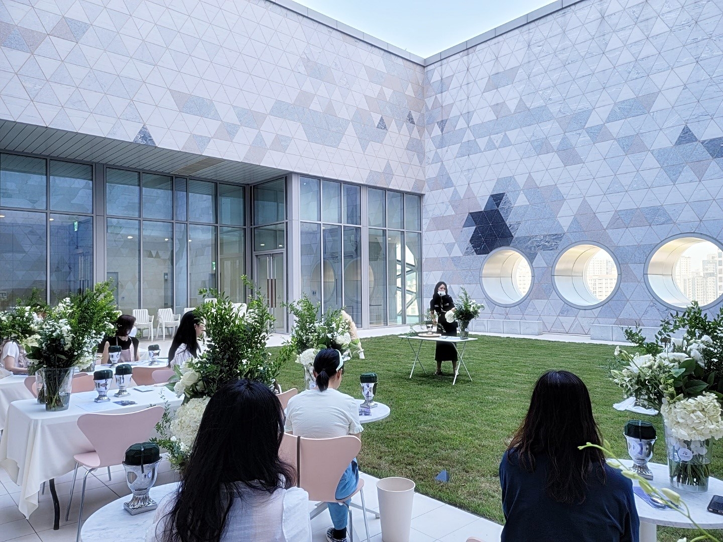 갤러리아 광교 12층 테라스 가든에서 플라워 클래스에 참여중인 고객들의 모습.(사진=갤러리아백화점 제공)