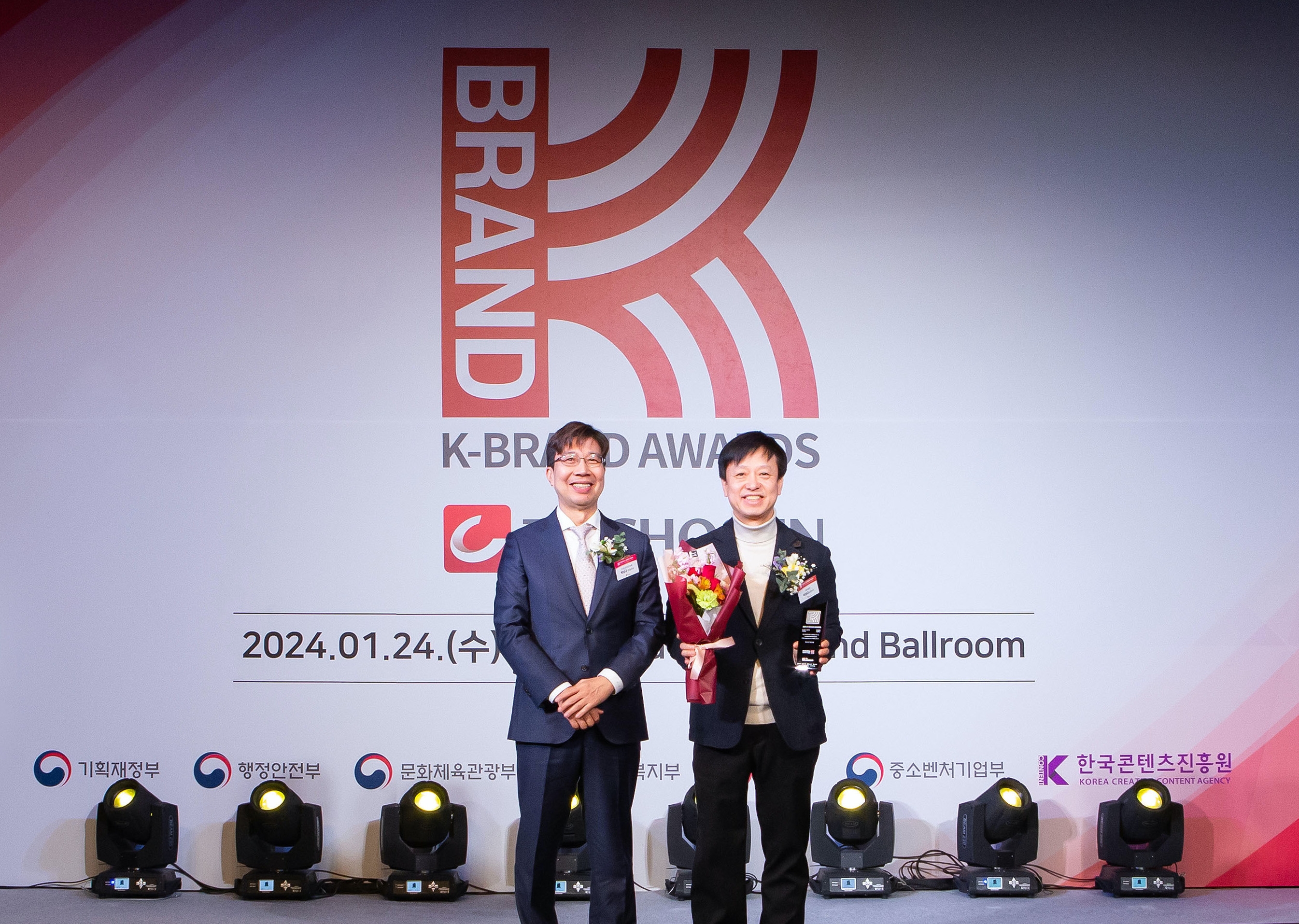 스쿨룩스, TV조선에서 주최한 2024 K-브랜드 어워즈에서 학생복 부문에 선정되어 수상하고 있다.사진제공=스쿨룩스