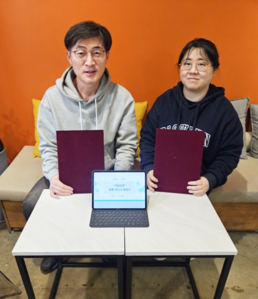 최홍영 비지플랫폼 대표(좌)와 나모라 와플 대표