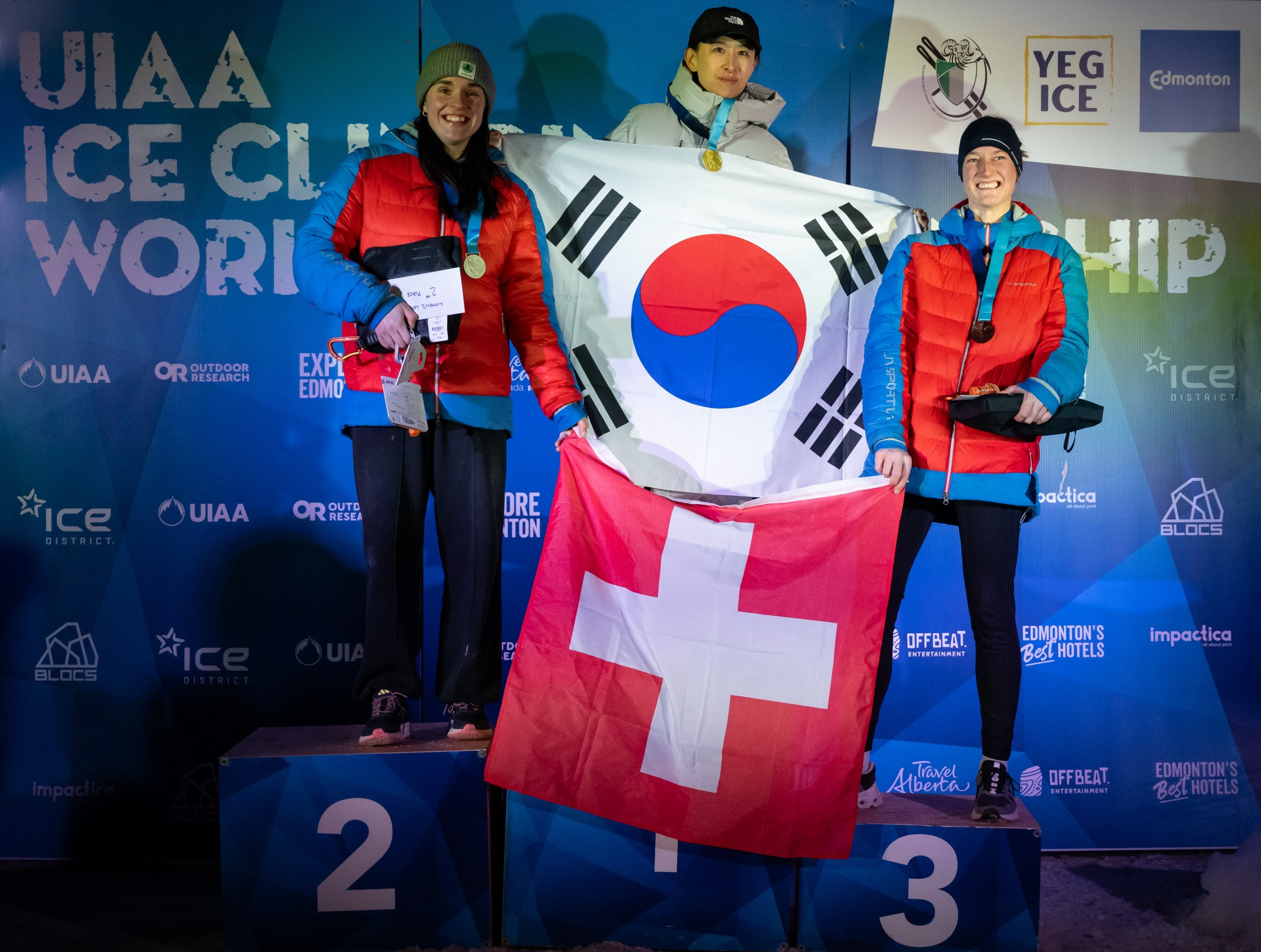 노스페이스 애스리트팀 신운선 선수, 아이스클라이밍 월드컵 3개 대회 연속 우승 및 시즌 랭킹 1위 달성(사진출처: UIAA)영원아웃도어(대표 성기학)의 노스페이스 애슬리트팀 소속 신운선 선수(43)가 ‘2024 에드먼턴 아이스클라이밍 월드컵’ 여자 난이도 부문에서 우승을 차지한 후 기념 촬영을 하고 있다. 노스페이스 애슬리트팀 소속 신운선 선수는 이번 시즌에 개최된 3개 월드컵 대회에서 모두 우승을 차지하는 압도적인 기량을 바탕으로 시즌 랭킹 1위를 달성했다. 한편 영원아웃도어의 노스페이스는 2005년 업계 최초로 ‘노스페이스 애슬리트팀’을 창단해, 아이스클라이밍 신운선 선수를 비롯해 다수의 국가대표와 비인기 종목 선수들을 발굴 및 지원하고 있다.(사진=UIAA 제공)