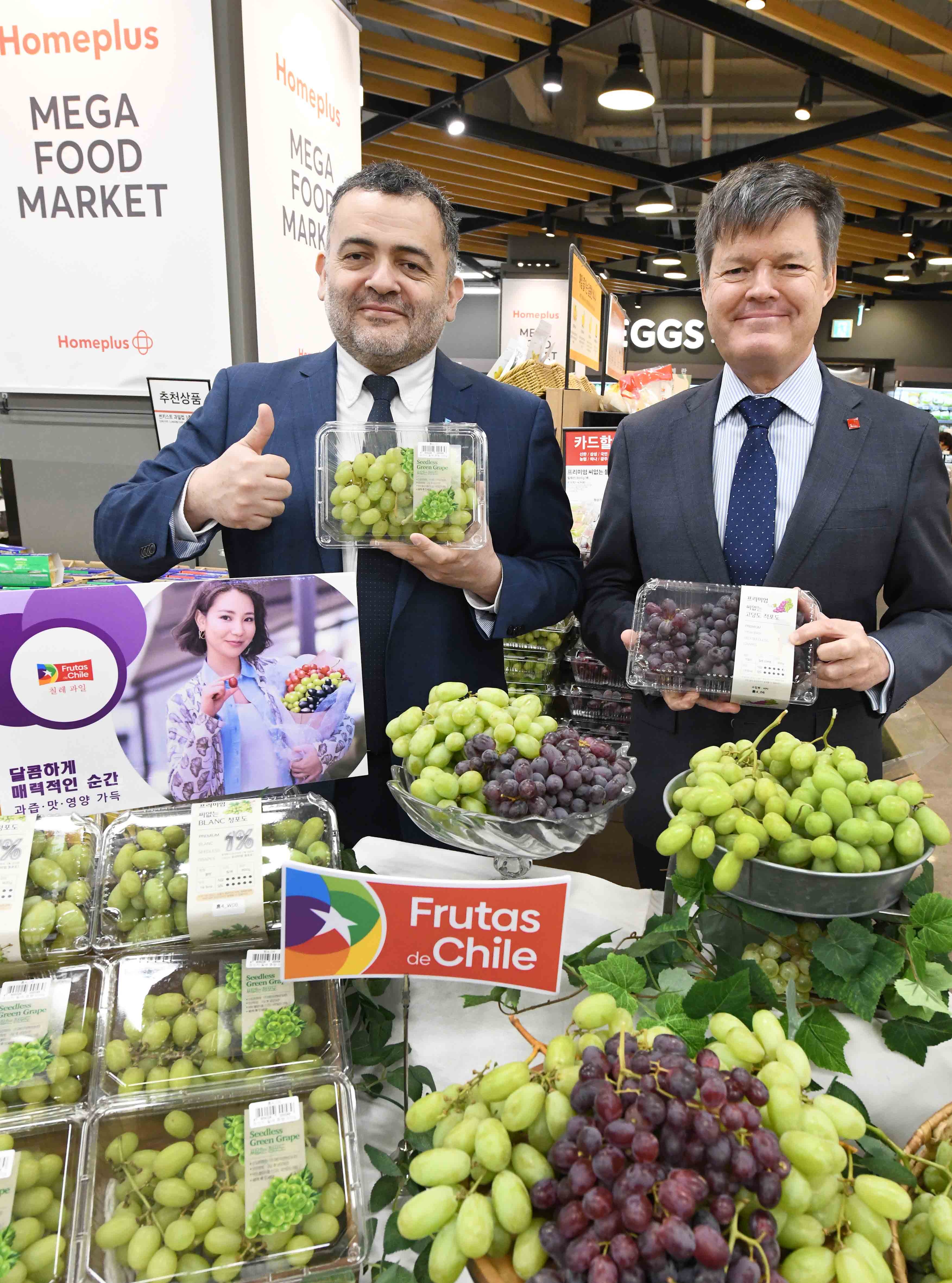 (사진2- 이미지 홈플러스 제공) 4일 서울 강서구 홈플러스 강서점에서 마티아스 프랑케(Mathias Francke) 주한칠레대사(우측에서 첫 번째)와 호세 미겔 쎄뿔베다 또레스(Jose Miguel Sepulveda Torres) 농무〮상무관(우측에서 두 번째)이 ‘칠레 포도’를 선보이고 있다.