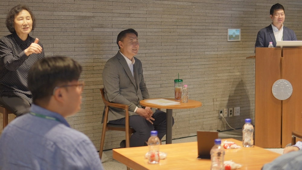 사진=손정현 스타벅스 코리아 대표(가운데)가 오는 20일 장애인의 날을 맞아 장애인 파트너와 간담회를 하고 있다.