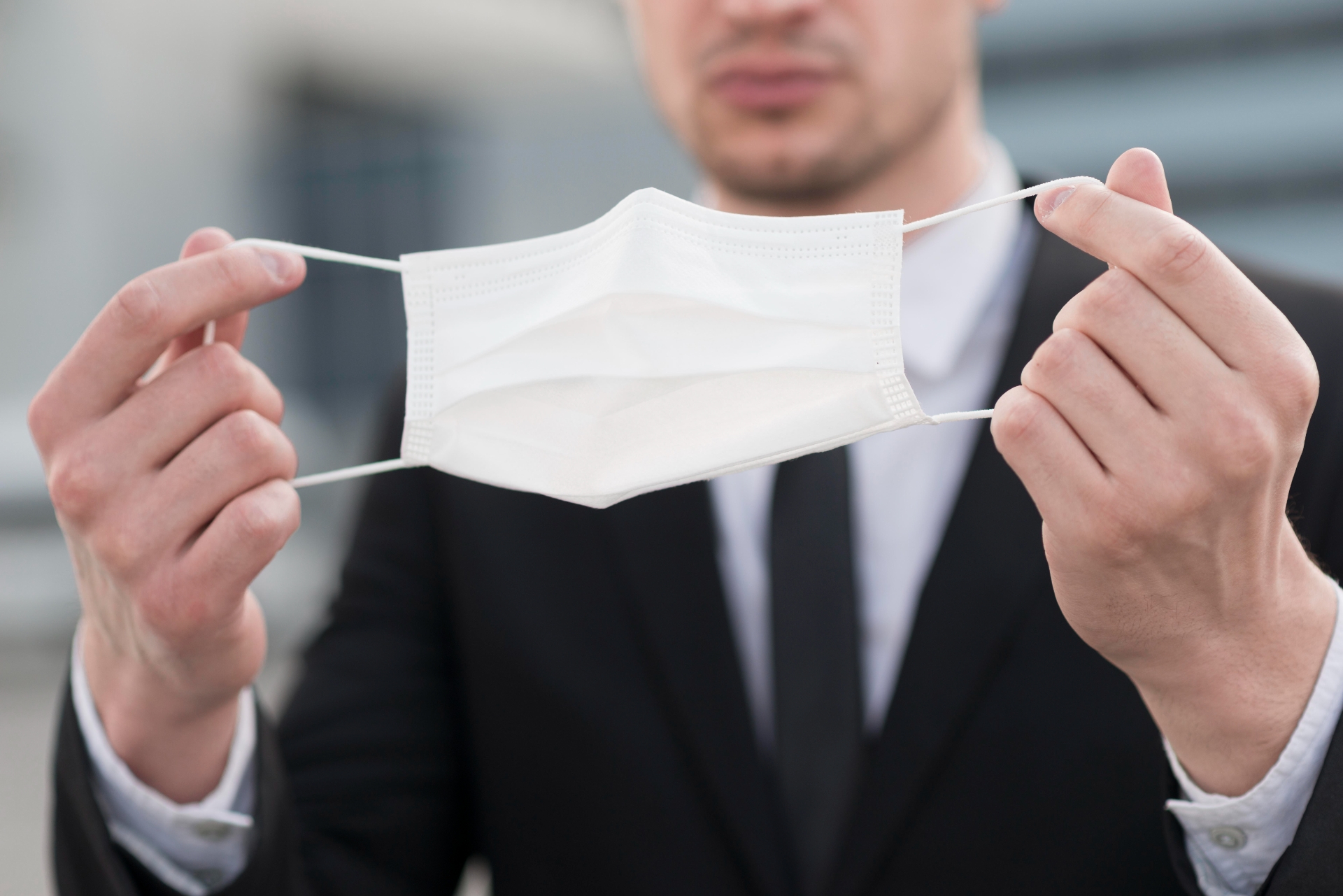 미세먼지와 황사가 있을 때는 황사 전용 마스크를 착용하는 것이 좋다 / 출처 : freepik