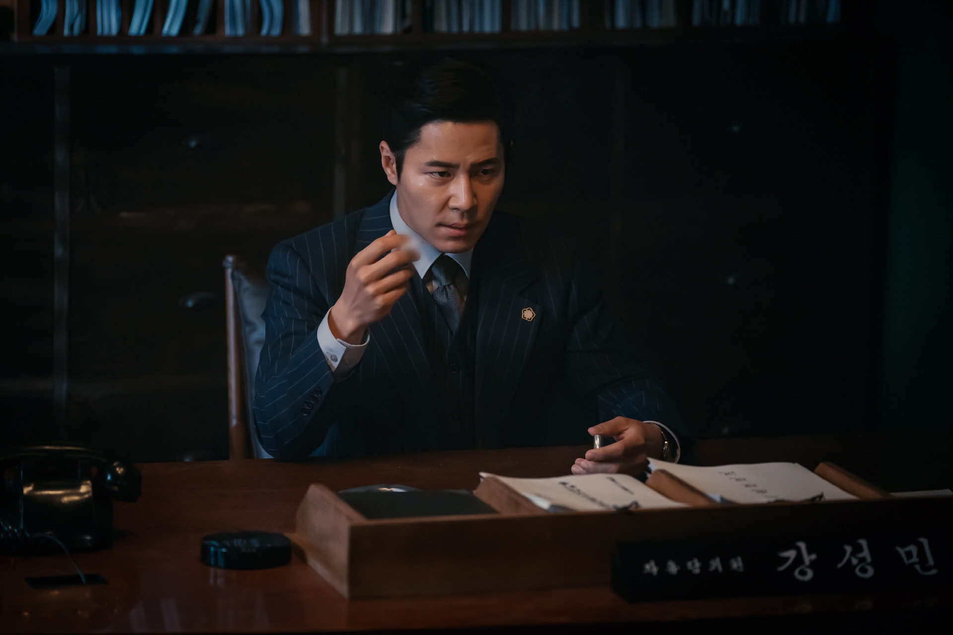 ‘삼식이 삼촌’ 이규형, 양면성을 가진 인물로 변신…극악무도한 국회의원 강성민 캐릭터 스틸 공개