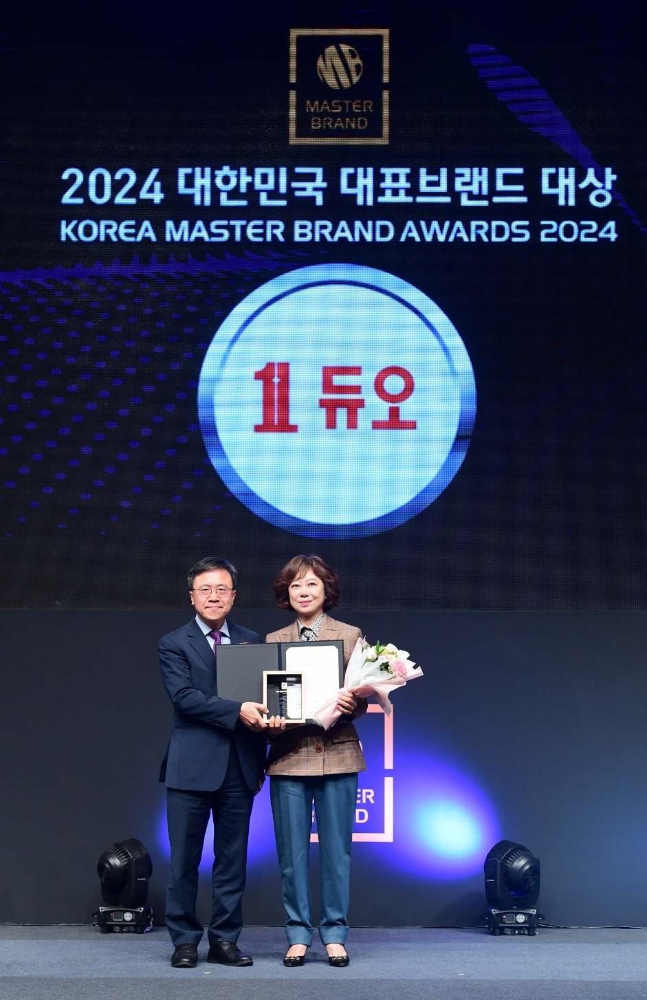 17일 열린 ‘2024 대한민국 대표브랜드 대상’ 시상식에서 결혼정보서비스 부문 대상을 수상한 박수경 대표이사(오른쪽)가 시상 후 기념 촬영을 하고 있다.