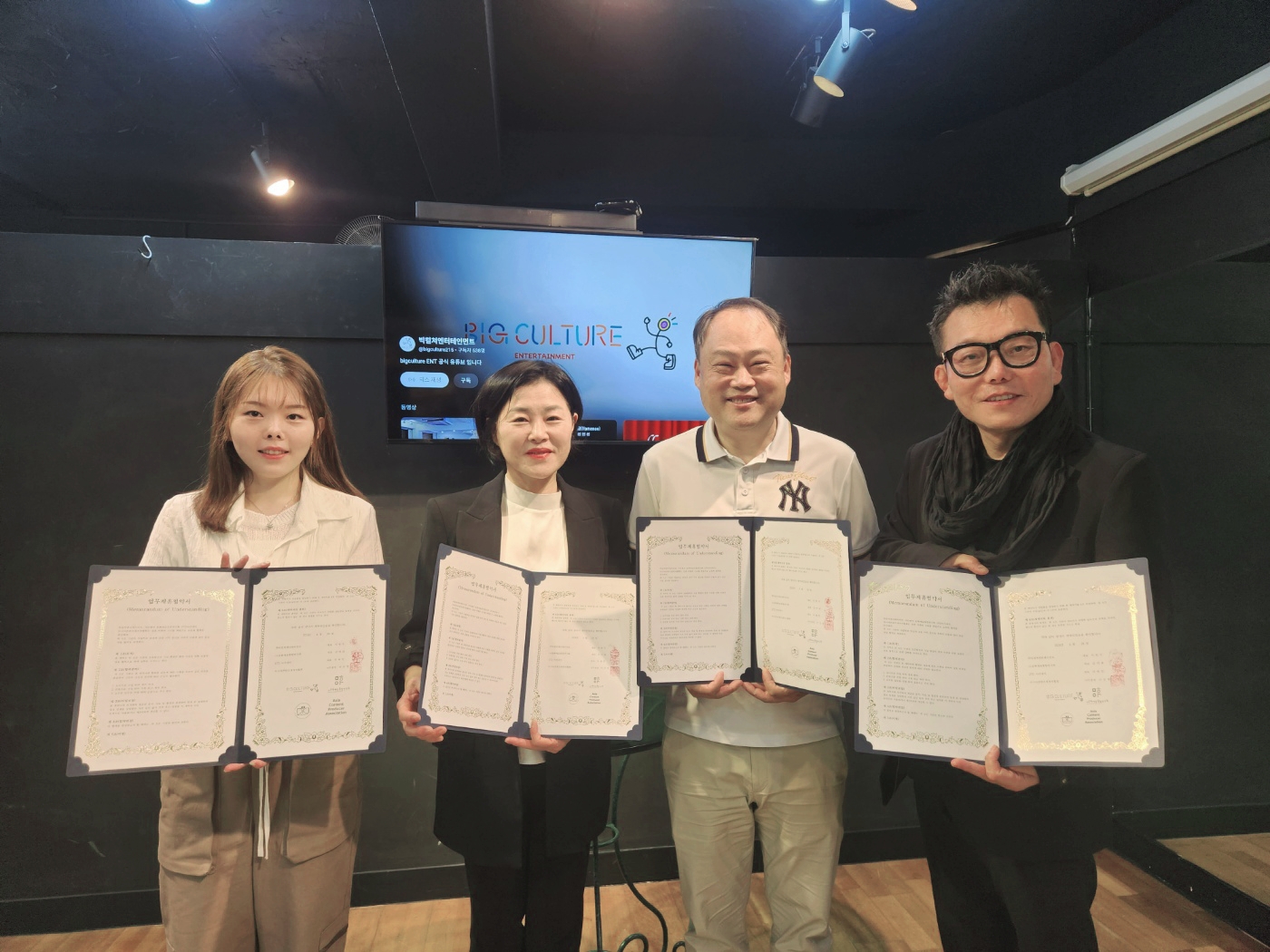 왼쪽부터 DTD아카데미 석예빈 대표, 사단법인 문화예술통합 연구회 김미래 대표, 아시아문화콘텐츠 이선영 사무총장, 빅컬쳐엔터테인먼트 석현수 회장