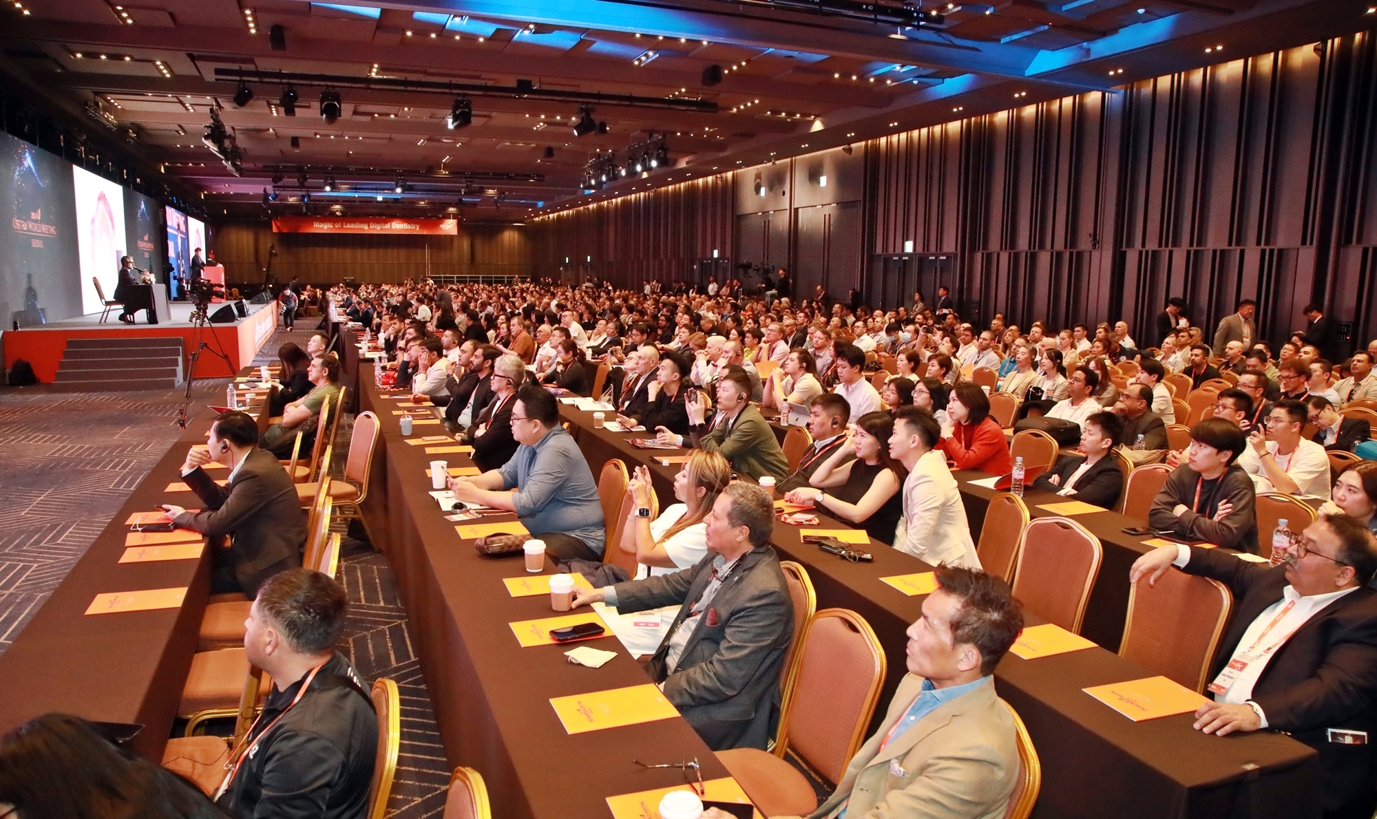 사진=오스템임플란트는 지난 27일과 28일 양일 간 ‘2024 오스템월드미팅 서울'을 개최했다. 28일 코엑스 그랜드볼룸에서 진행된 학술 심포지엄 참가자들이 강연자의 발표를 진지하게 듣고 있다.