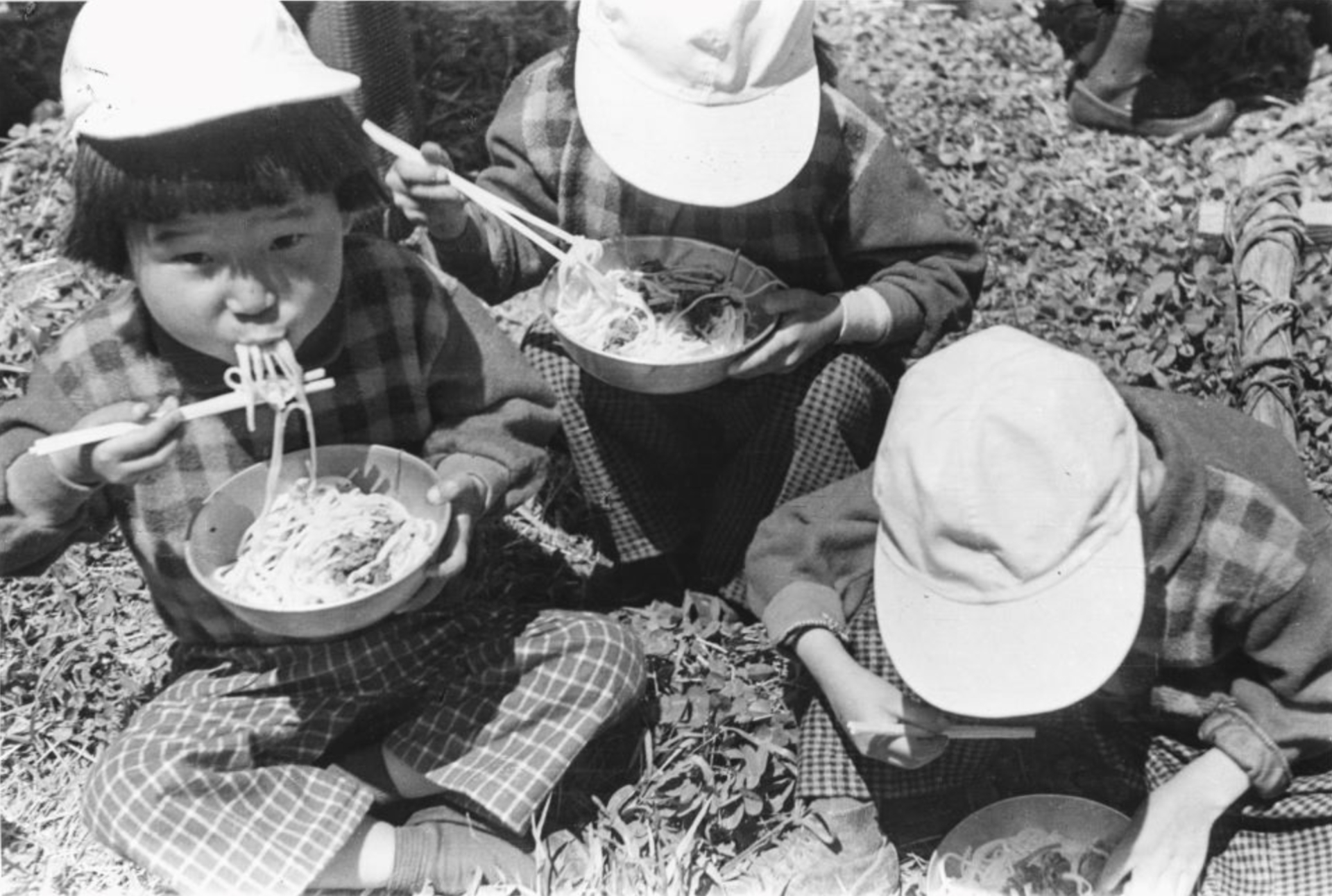 어린이날 국수 먹는 아이들, 효창공원, 1953, 임인식 / 이미지 출처=서울역사박물관