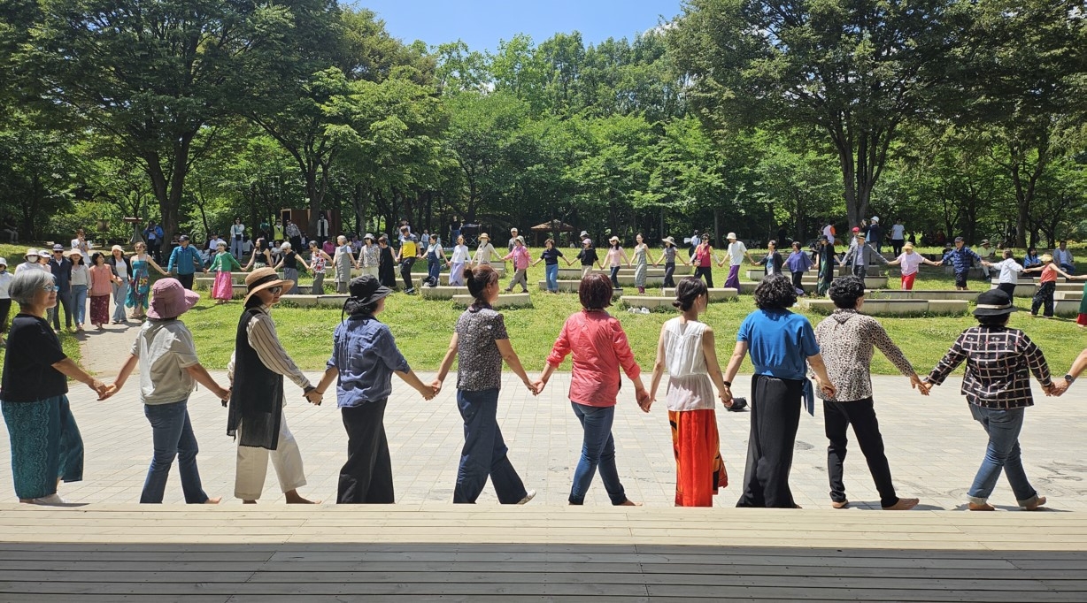 국제맨발걷기협회, 제1회 K-어싱 축제 성공적 개최. 서울숲에서 시민과 함께한 특별한 하루