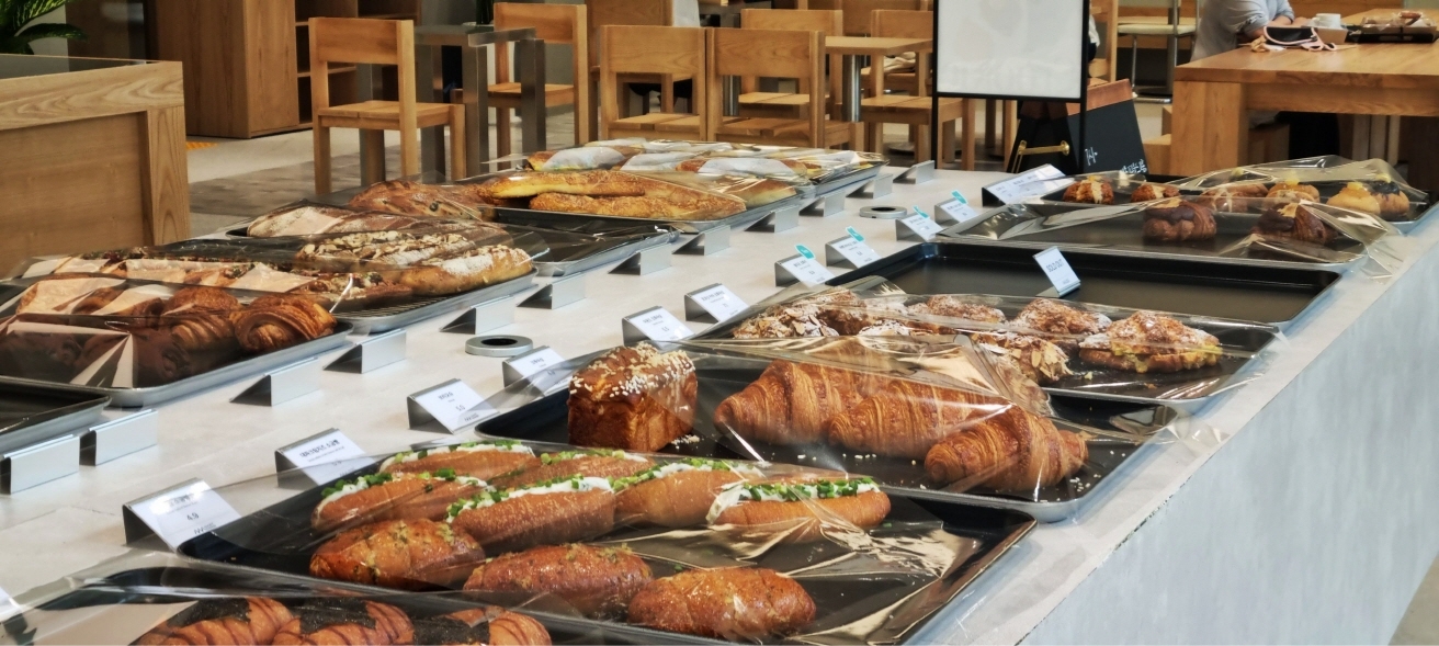 퍼블릭가산에 오픈한 아방베이커리에 제품이 진열되어있는 모습