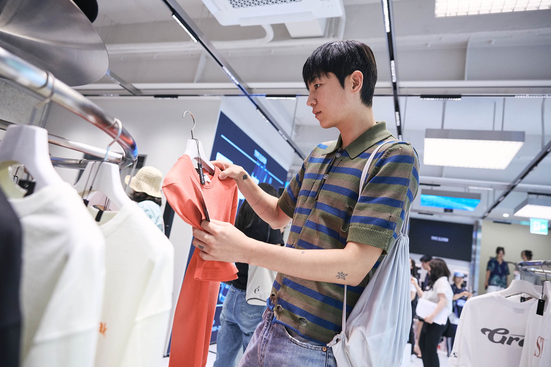 ‘K패션’ 매력에 빠진 홍대..‘타입일레븐’ 오픈 성황