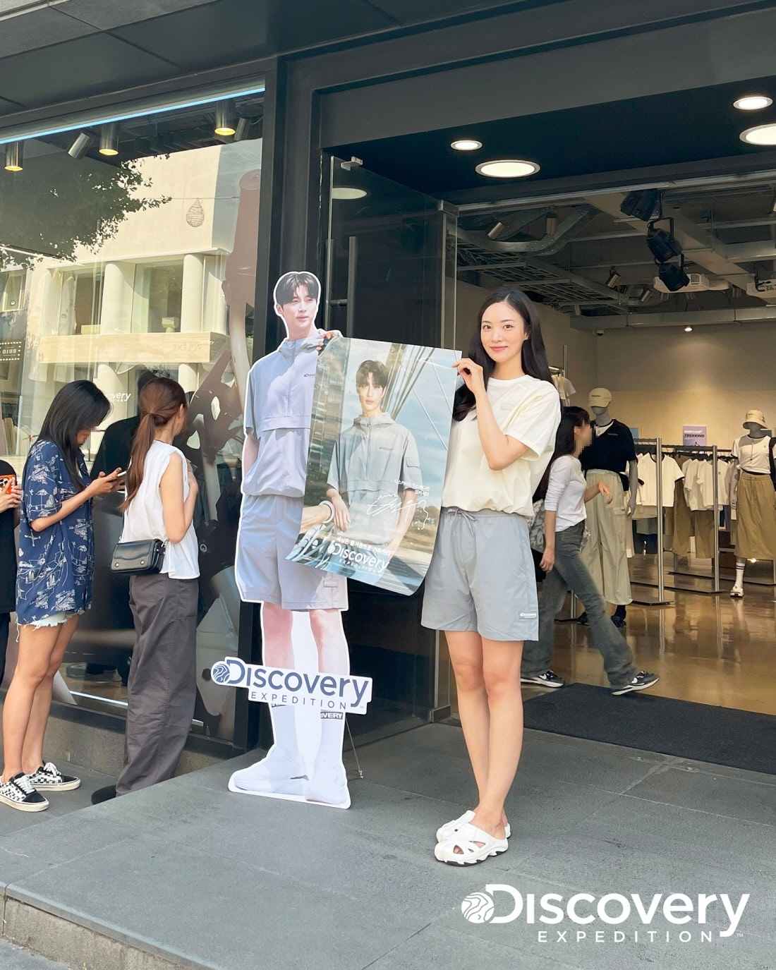 ▲ 디스커버리 브로마이드 증정 이벤트 현장 사진 (사진 제공=디스커버리)