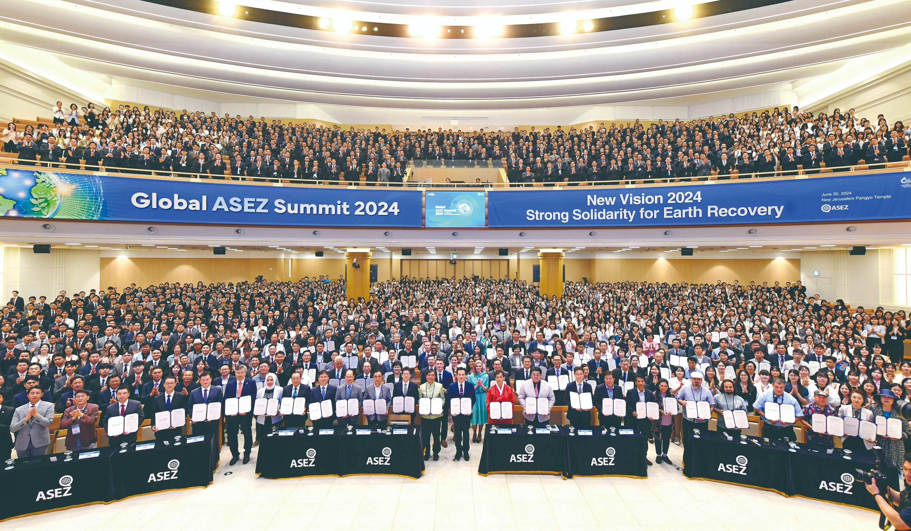 6월 30일 하나님의교회 세계복음선교협회 대학생봉사단 아세즈(ASEZ)가 개최한 '2024 전 세계 ASEZ 정상회의'에 국내외 ASEZ 회원들을 비롯해 각계각층 2000명가량이 참여해 성황을 이뤘다. 하나님의 교회 총회장 김주철 목사(가운데)와 송칸 루앙무닌턴 주한 라오스 대사, 조명래 전 환경부 장관 등 학계·정계·법조계·언론계·문화계 등 각계각층 주요 인사들이 '지구환경 복원 프로젝트' 이행에 지지서명하며 연대의 뜻을 밝혔다.