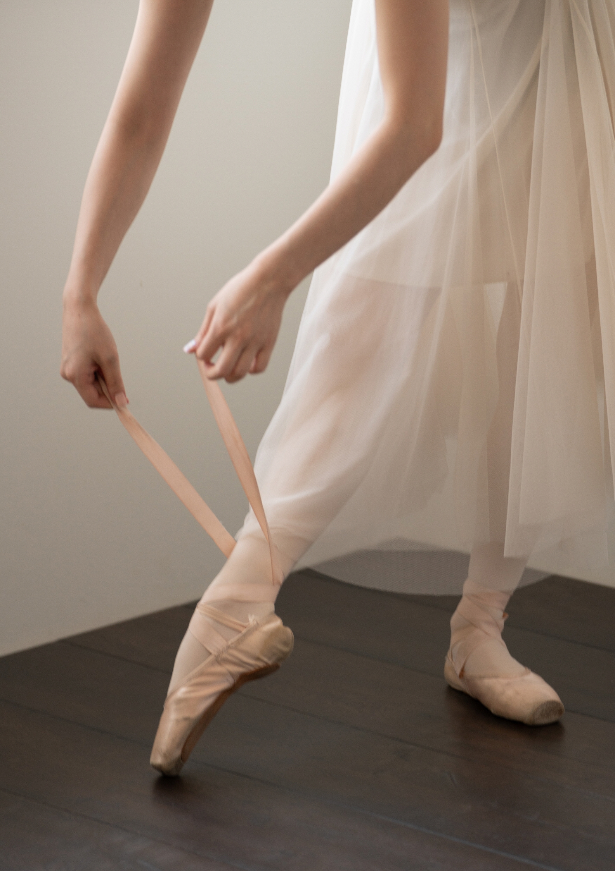 Quick-step Hybrid 마루재(SIG4756)위에서 발레를 준비하는 모습