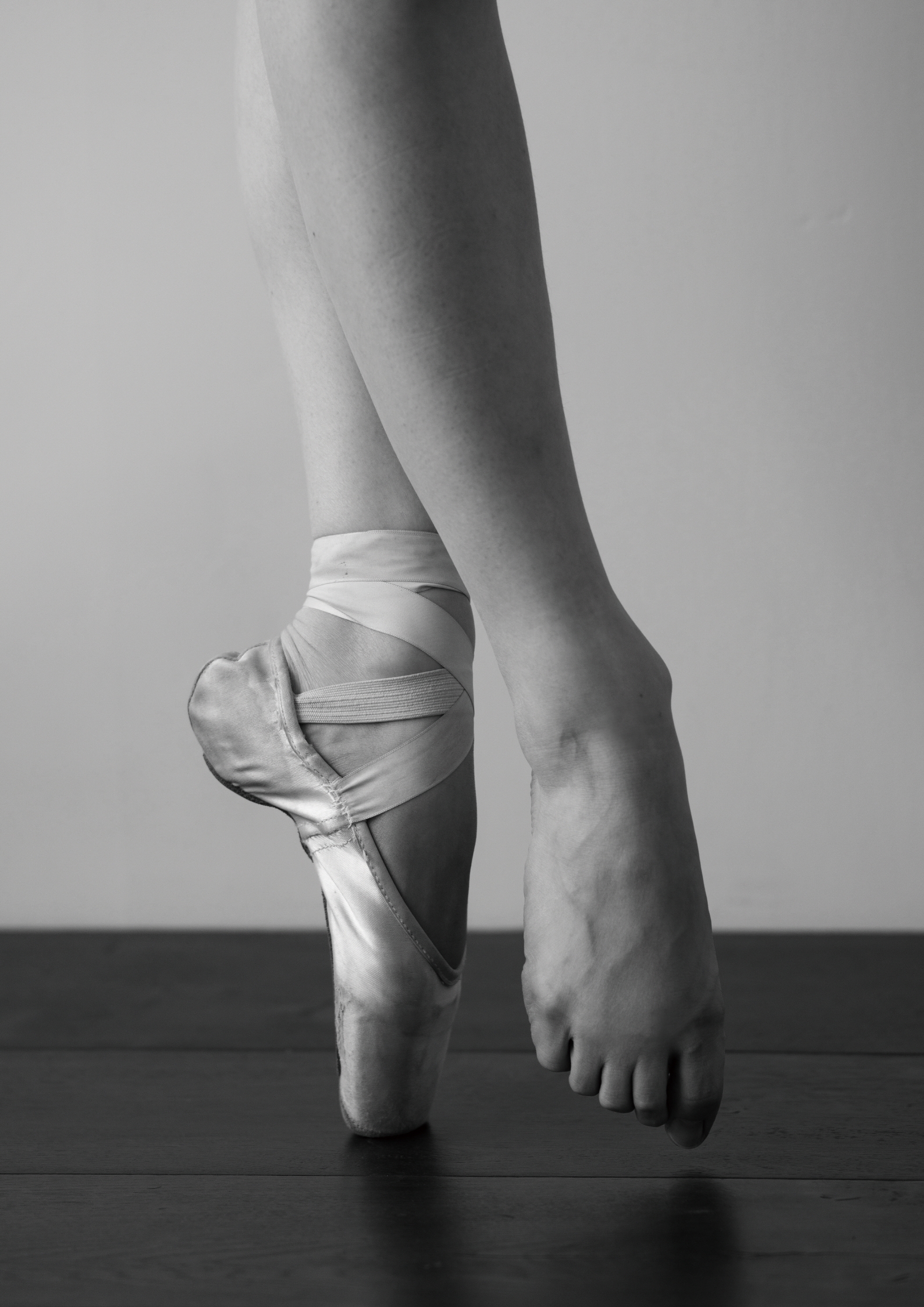 Quick-step Hybrid 마루재(SIG4756)위에서 발레를 하는 모습