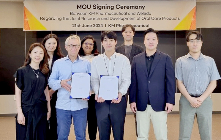 사진: 케이엠제약이 벨레다(Weleda)와 구강케어 공동연구개발에 대한 업무협약을 체결하고 있다. (왼쪽부터) 벨레다 한국지사 이성곤 대표, 벨레다 Head of R&D Bernhard 박사, 케이엠제약 R&D센터 정종윤 박사, 케이엠제약 백승원 대표