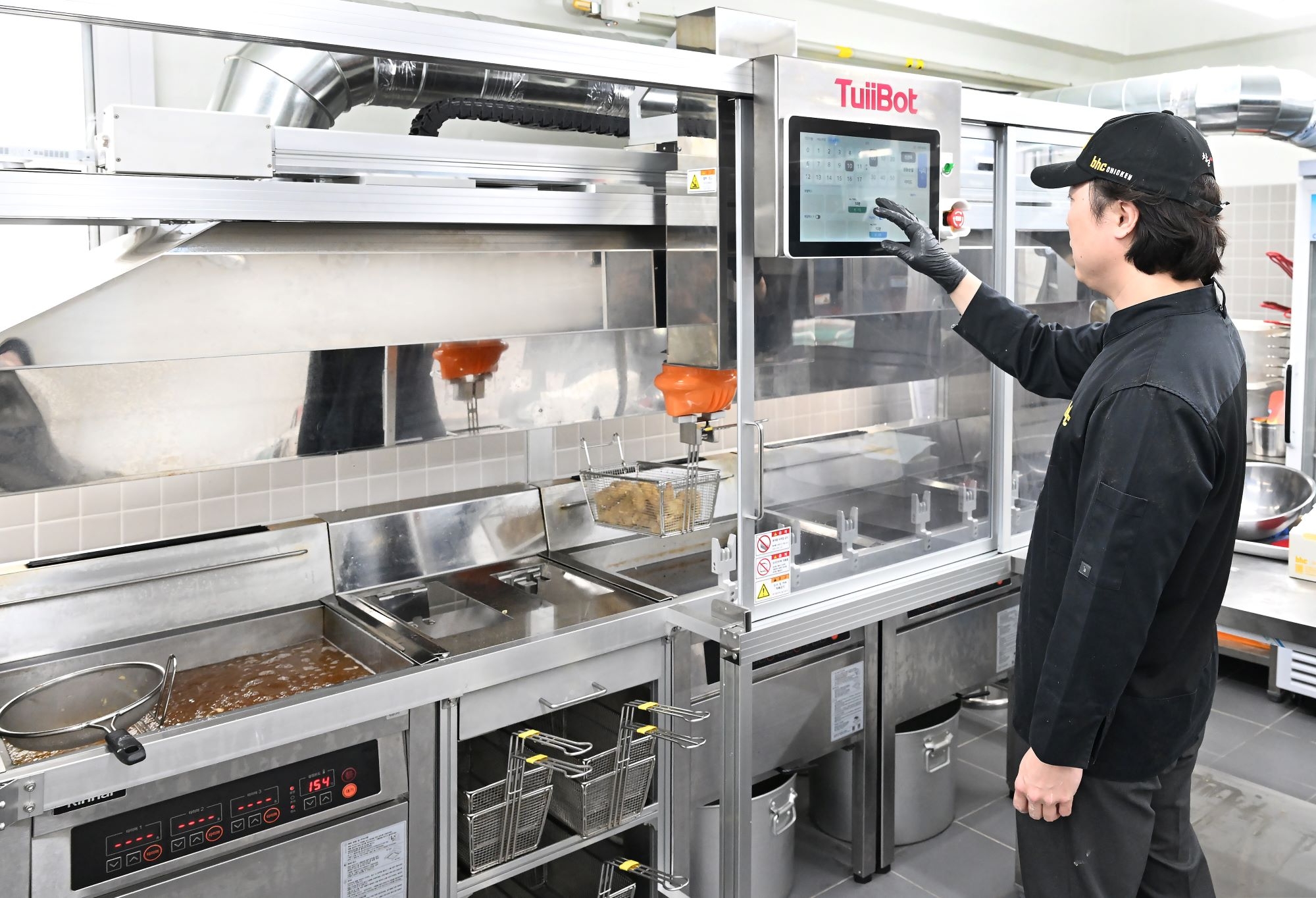 bhc 치킨, ‘튀봇’ 매장 도입 확대… 운영 효율성 극대화