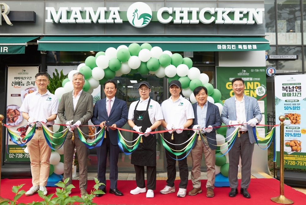 한국파파존스 자체 론칭 브랜드 마마치킨이 7월 15일 서울 종로구 홍파동 마마치킨 2호점(독립문점)에서 오픈식을 진행했다. 한국파파존스㈜ 서창우 회장(좌측에서 세 번째)과 전중구 사장(우측 첫 번째)이 관계자들과 함께 테이프 커팅을 하고 있다. 마마치킨 독립문점은 포장 배달 서비스 전문매장으로 운영된다.