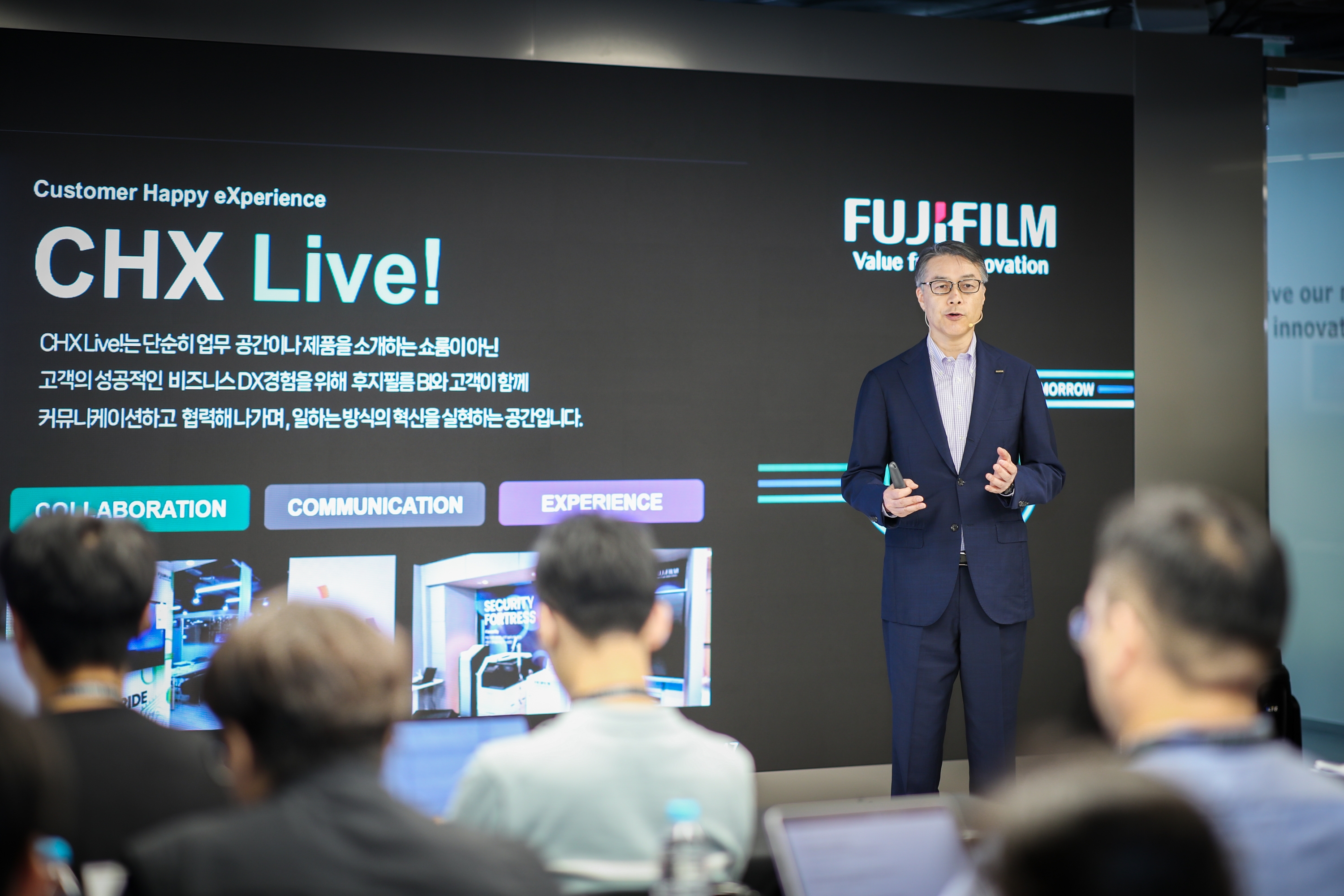 (한국후지필름BI CHX Live! 오피스에 설치된 애즈원의 ‘LED디스플레이’를 활용해 세미나가 진행되고 있다.)