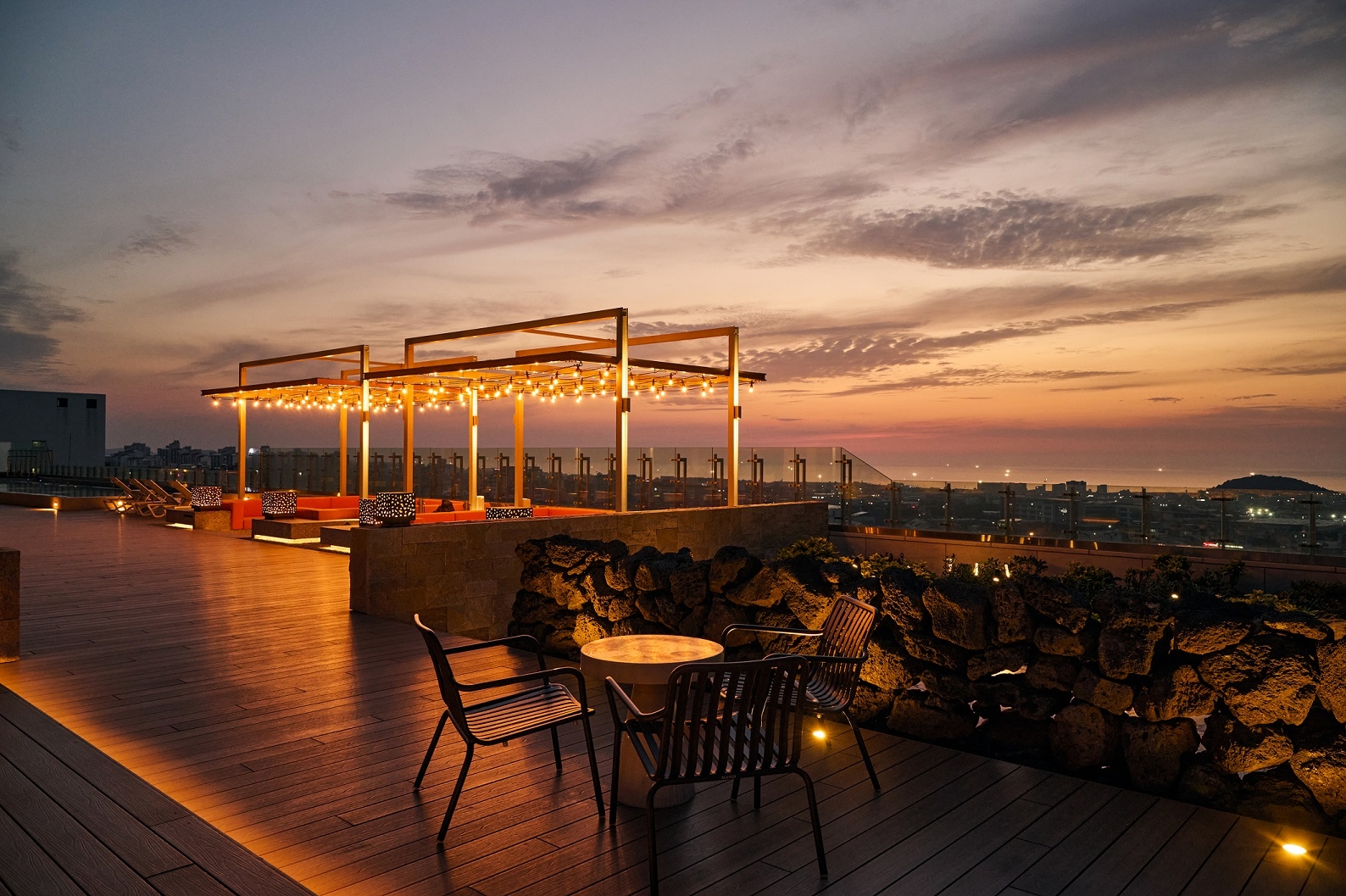 롯데시티호텔 제주, 야외 수영장 무료 이용 및 재즈 콘서트 이벤트 진행…‘제주의 특별한 여름밤’