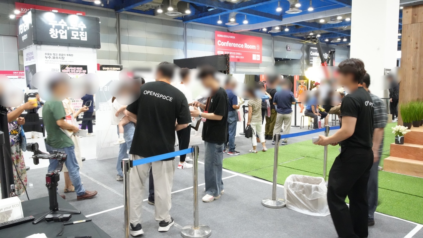 밸류맵 모듈러주택을 보기 위해 기다리고 있는 사람들 모습. 출처 : 밸류맵