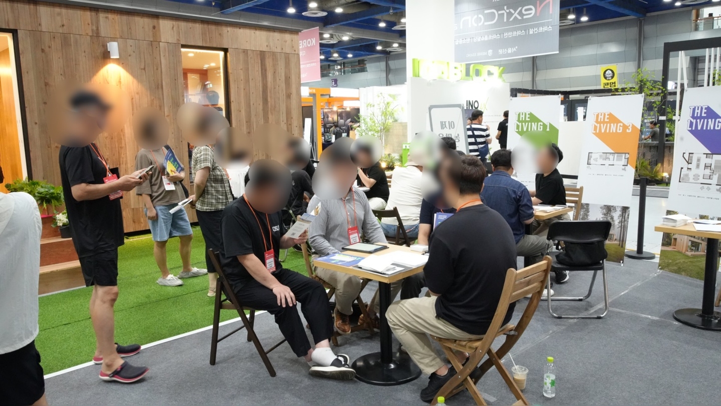 밸류맵 모듈러 주택 상담을 받기 위해 기다리고 있는 사람들 모습. 출처 : 밸류맵