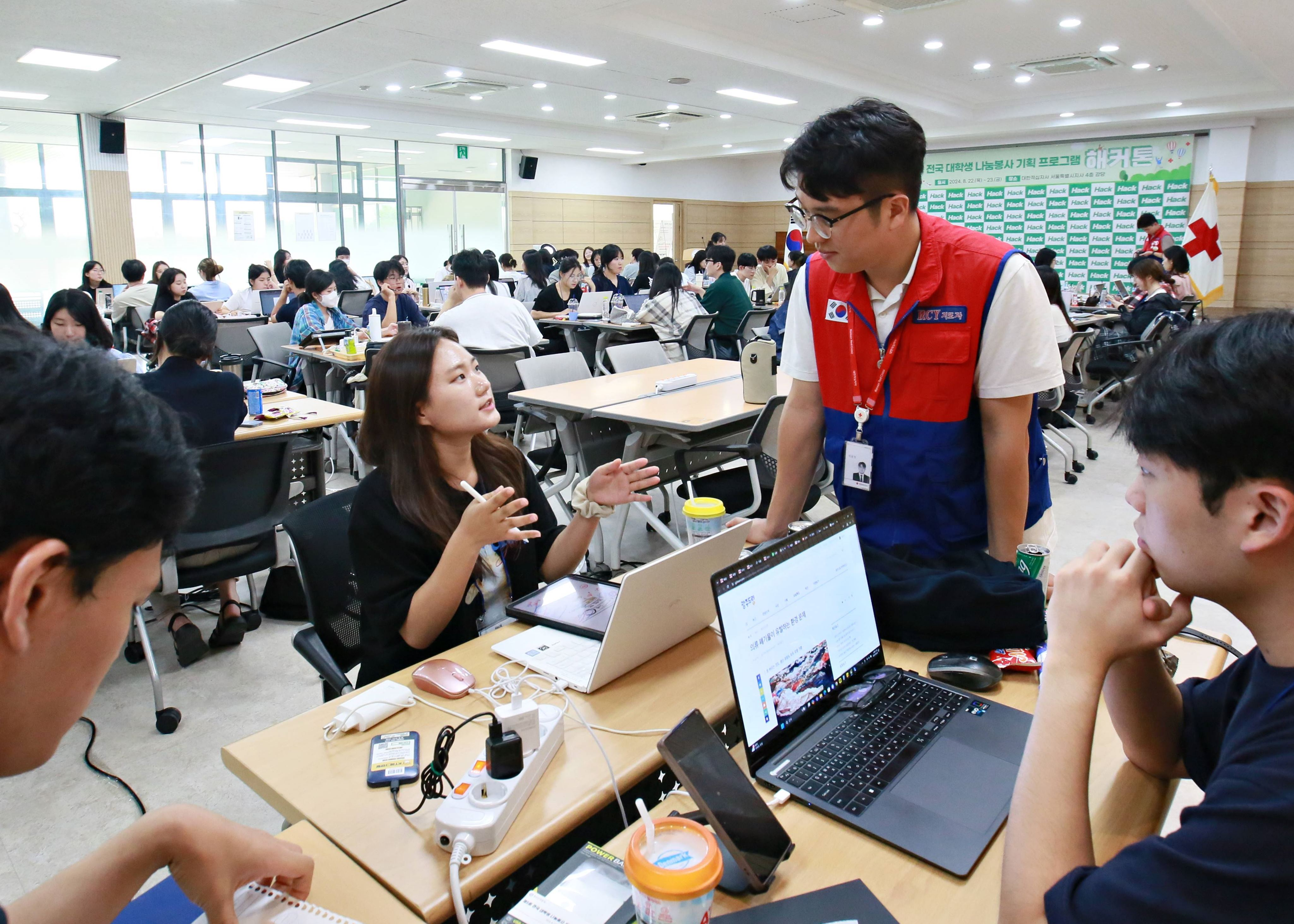 대학생 나눔봉사 기획 해커톤에서 멘토와 의견을 나누는 참가자