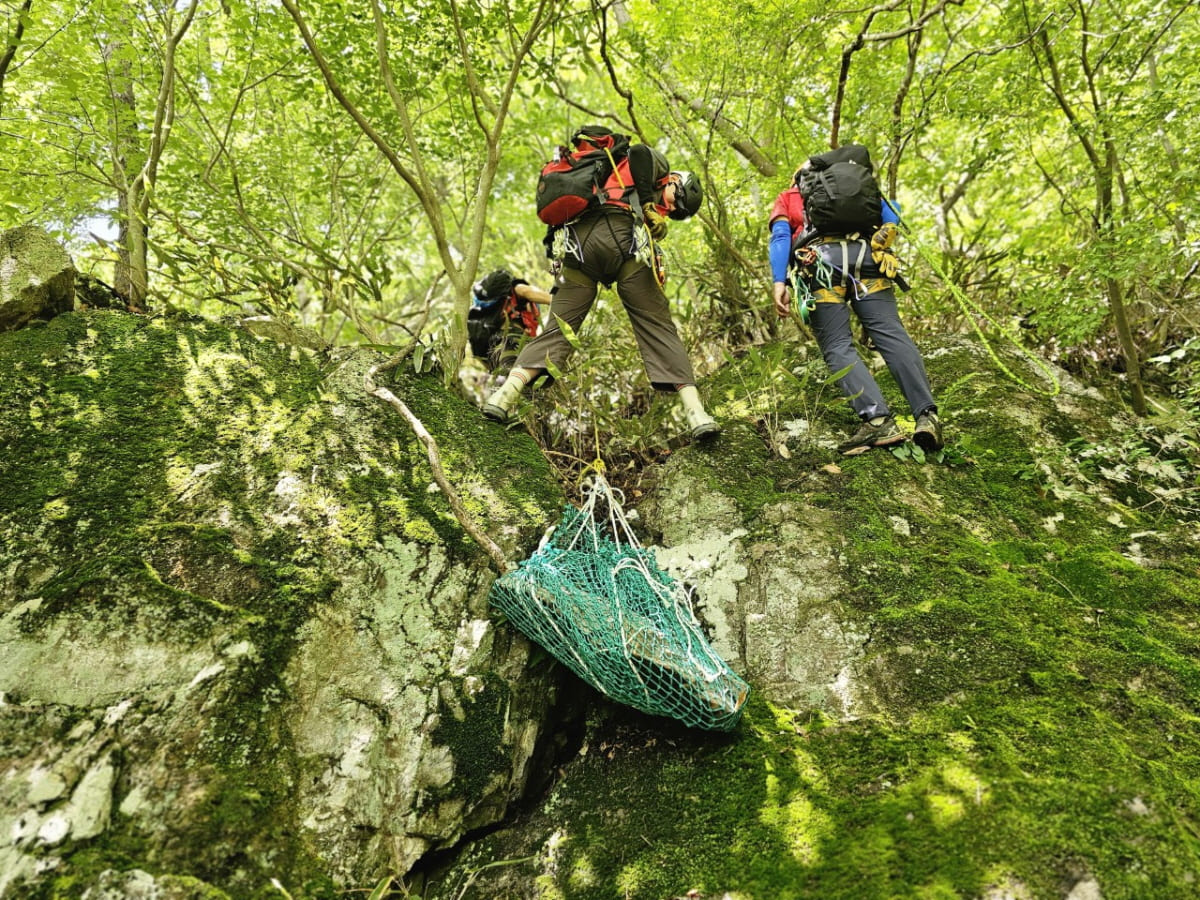 △ '2024 주요숲길 사고 예방사업' 전남 추월산 위험지역 낙석제거 모습. (제공= 대한산악구조협회)