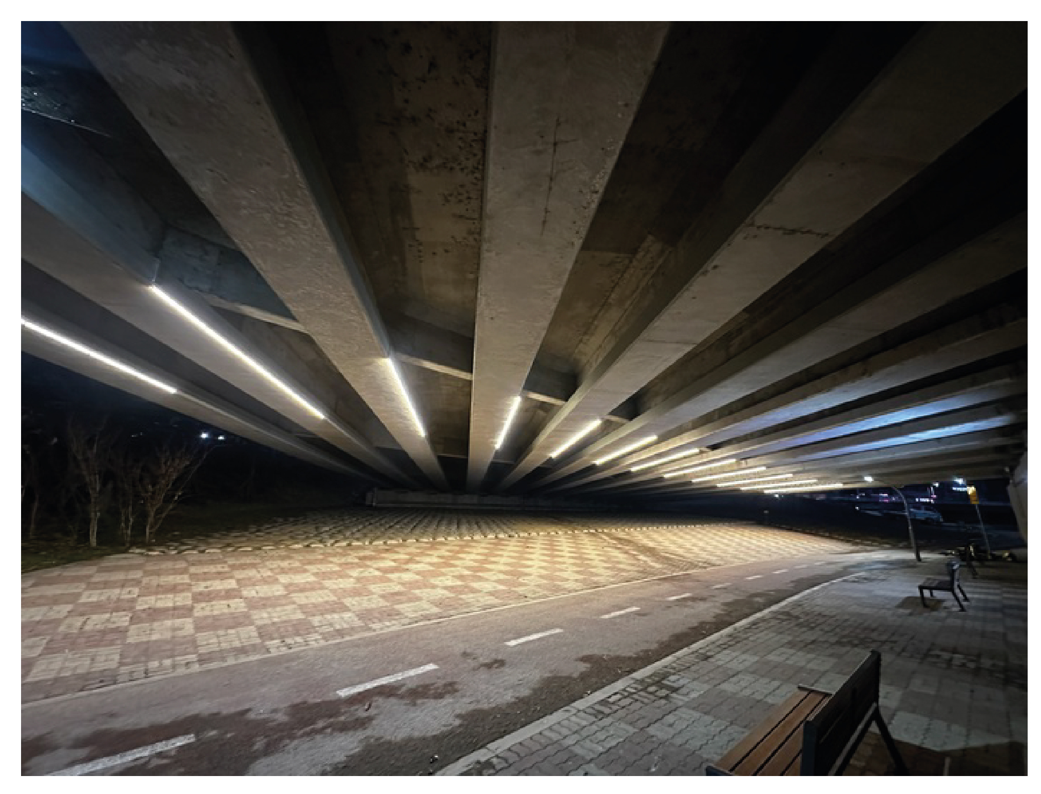 용인특례시가 2023 디자인나눔 프로젝트로 교량 하부에 조명을 설치했다