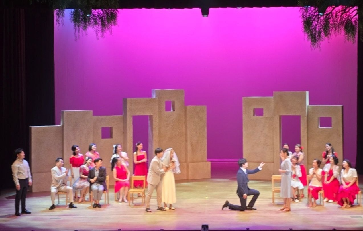 경남뮤지컬단의 '오! 맘마미아' 공연모습