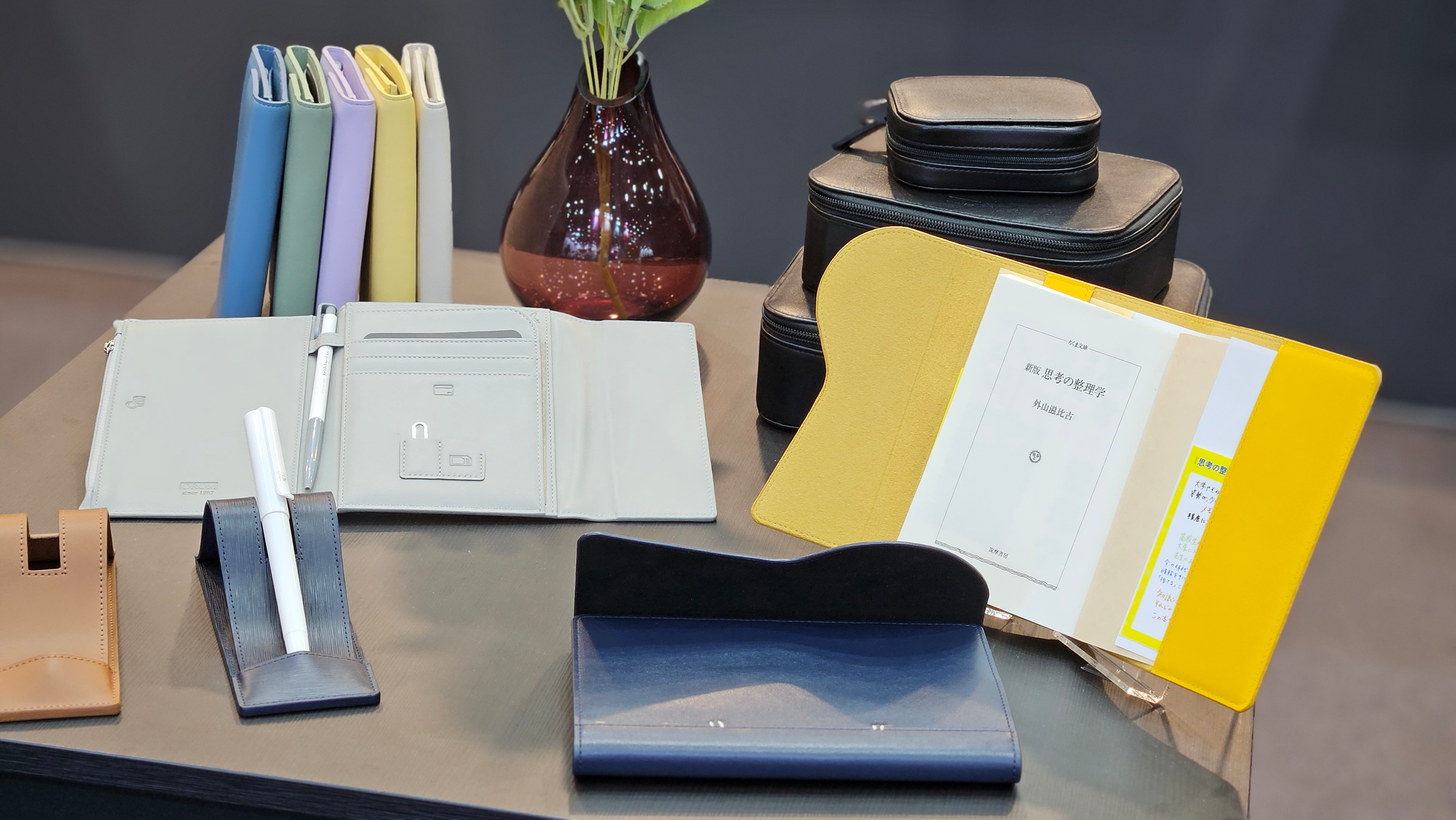 오롬의 다양한 제품이 진열되어 있다.